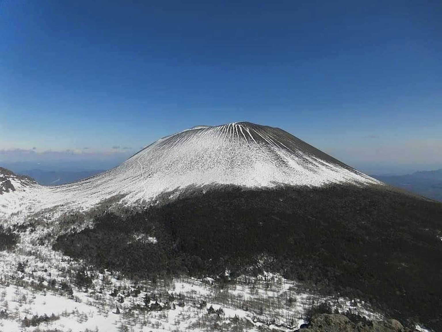 Hermoso paisaje de un volcán cubierto de nieve