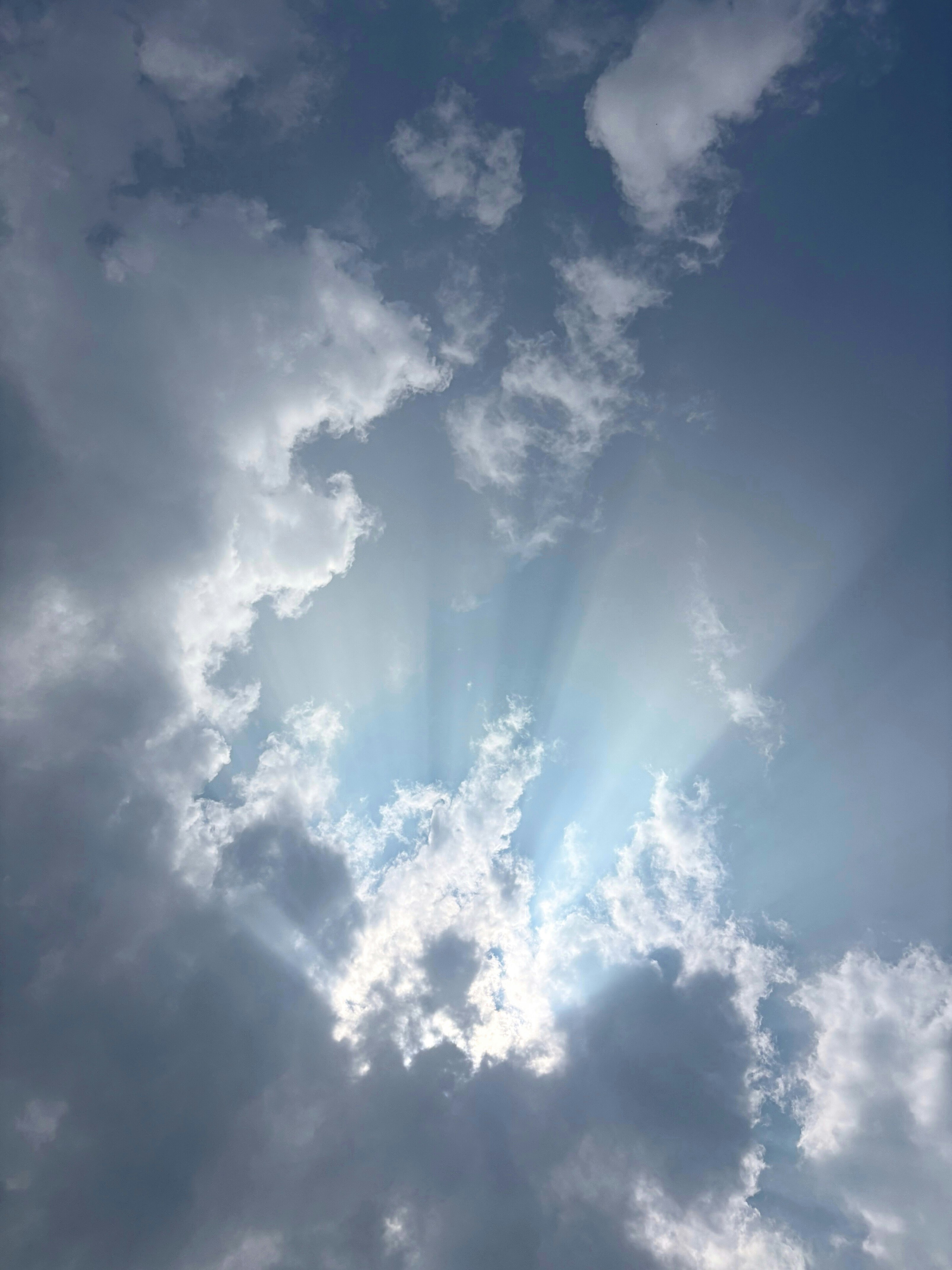 光が差し込む雲のある青い空