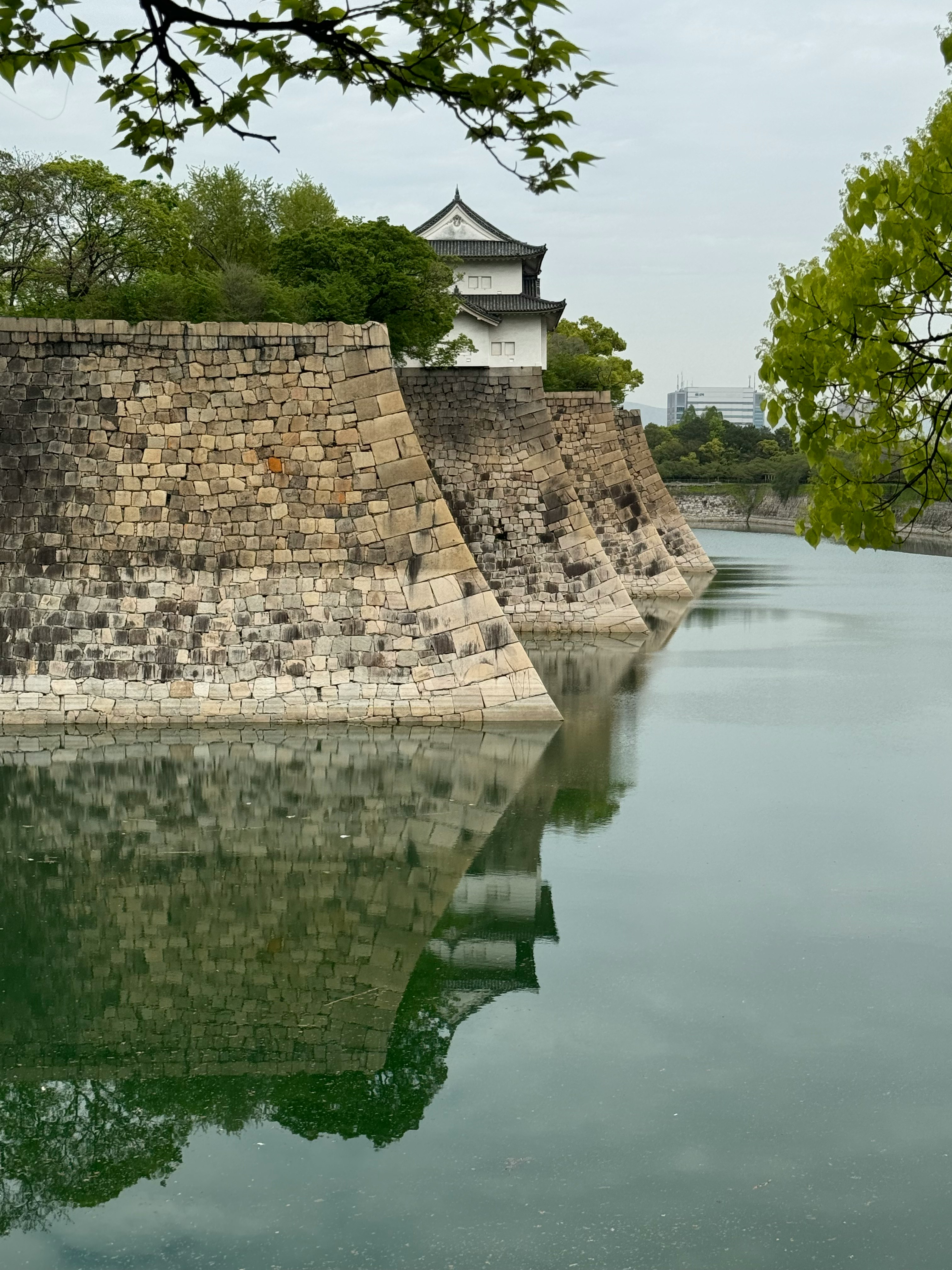 大阪城の石垣と堀の水面