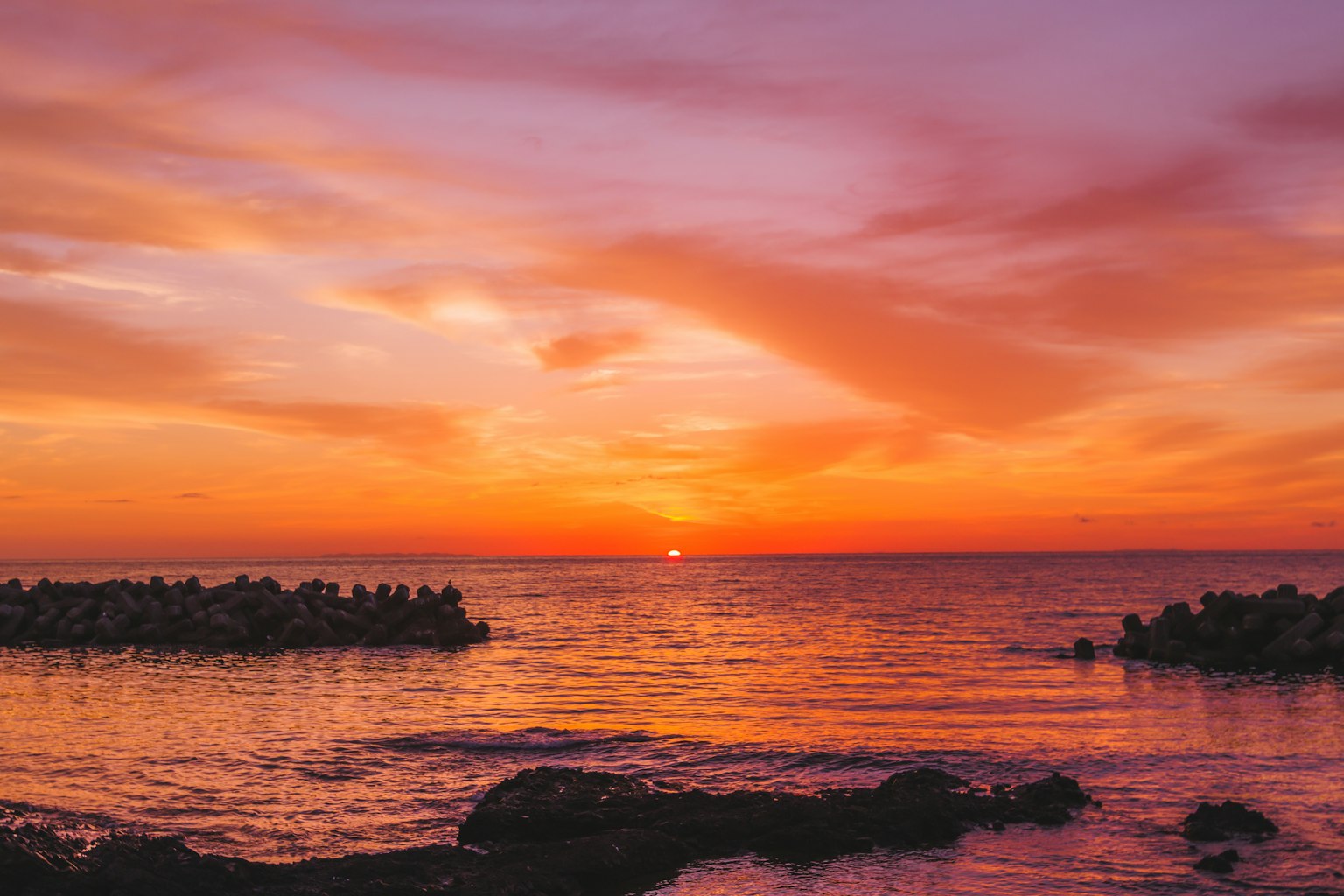 Bellissimo paesaggio di tramonto sull'oceano con colori vivaci nel cielo