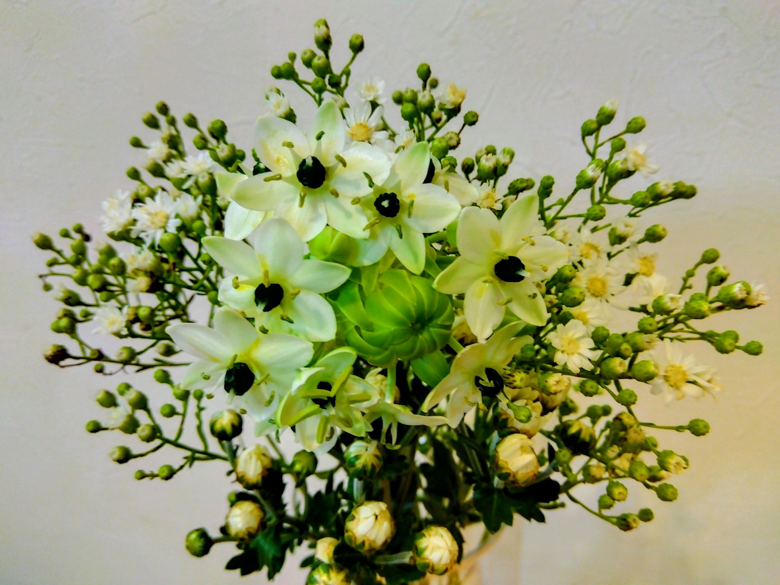 Bouquet avec du chou vert et des fleurs blanches