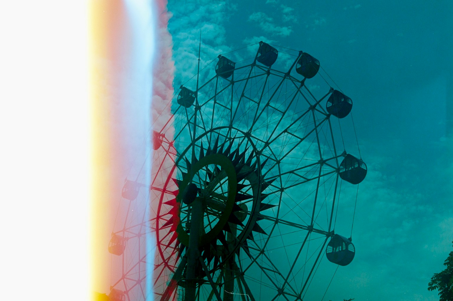 Immagine di una grande ruota panoramica contro uno sfondo di cielo blu