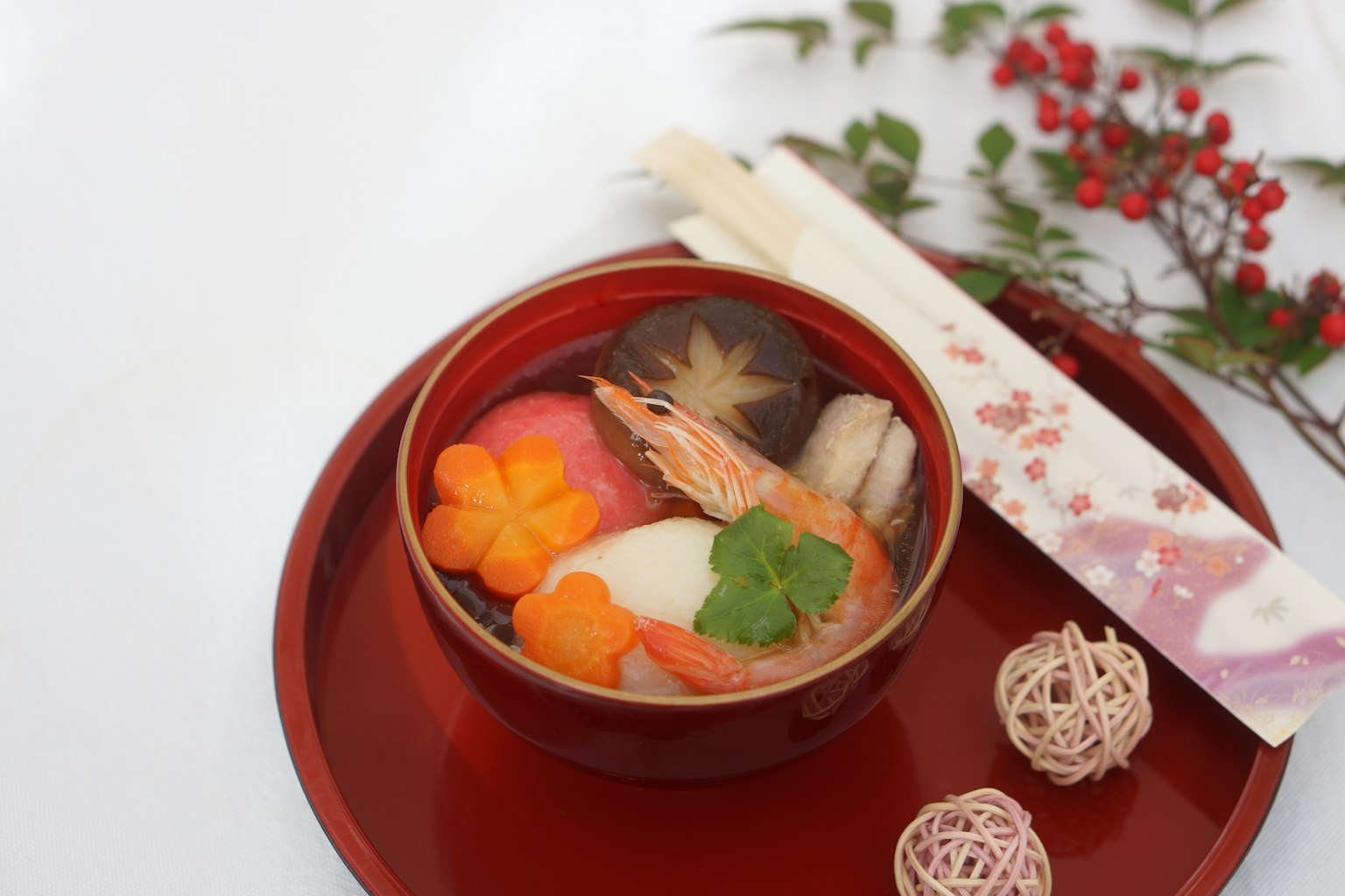 红色碗中盛放的美丽日本料理和筷子