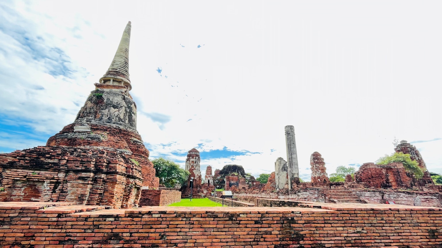 Paesaggio delle rovine storiche di Ayutthaya con strutture di antichi templi e guglie