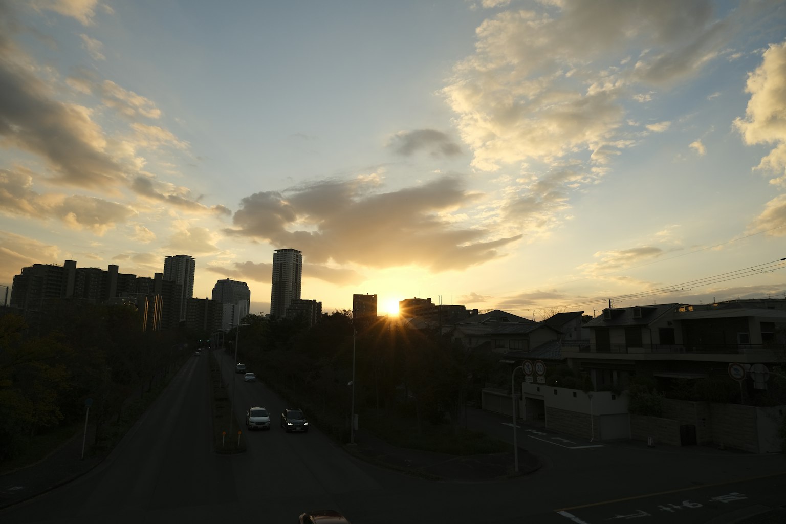 Stadt-Silhouette bei Sonnenuntergang mit Wolken