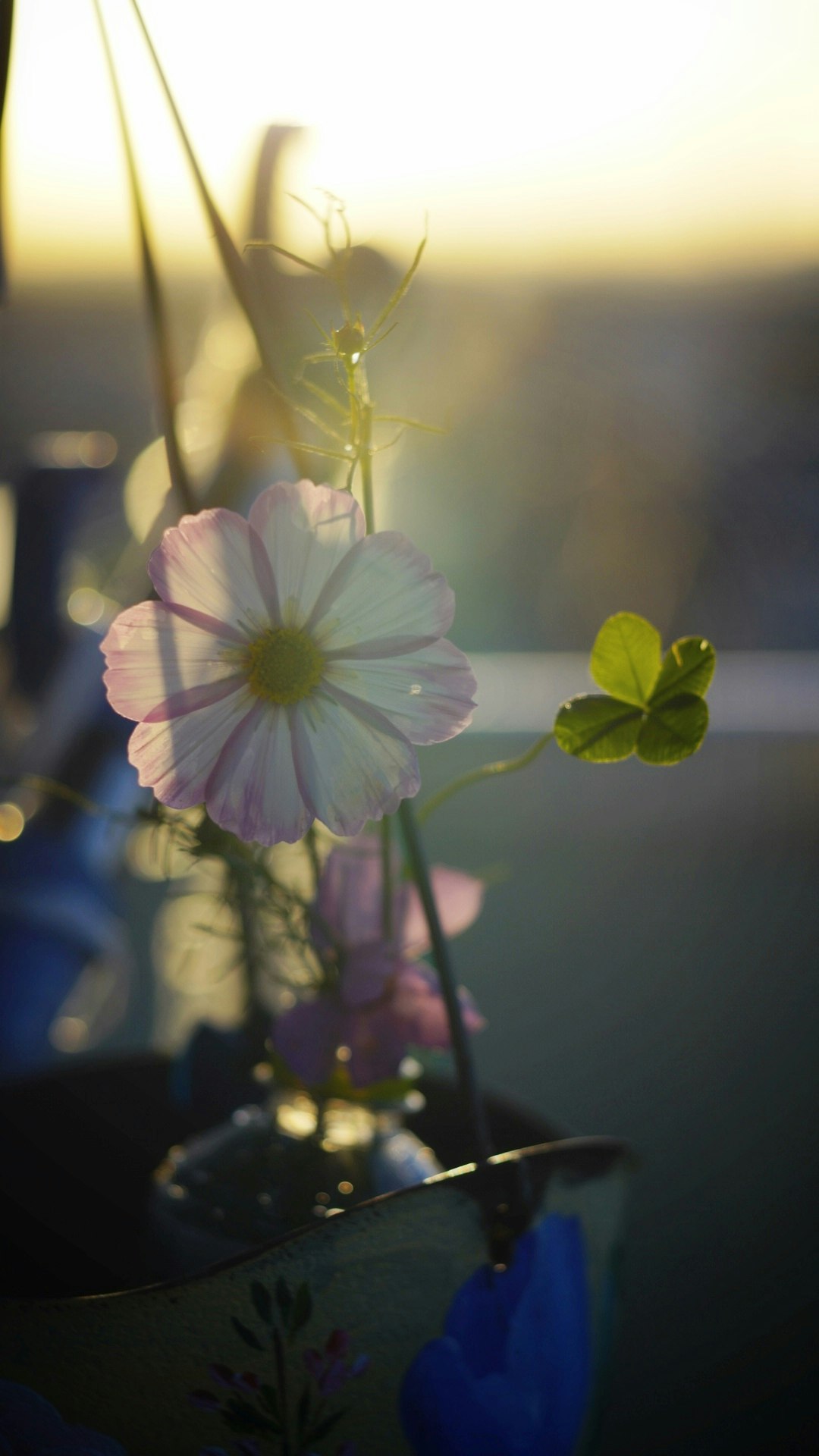 Ein ruhiger Tisch im Innenraum mit Blumen und Knospen