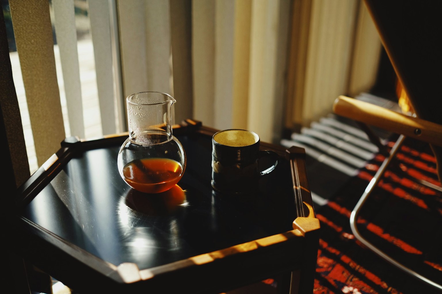 桌子上的茶壶和杯子阳光洒在温馨的角落