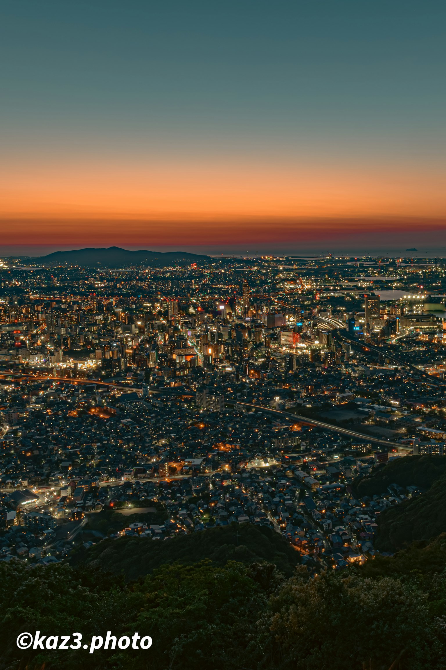Stunning Nachtsicht von Kobe mit einem lebhaften Sonnenuntergang