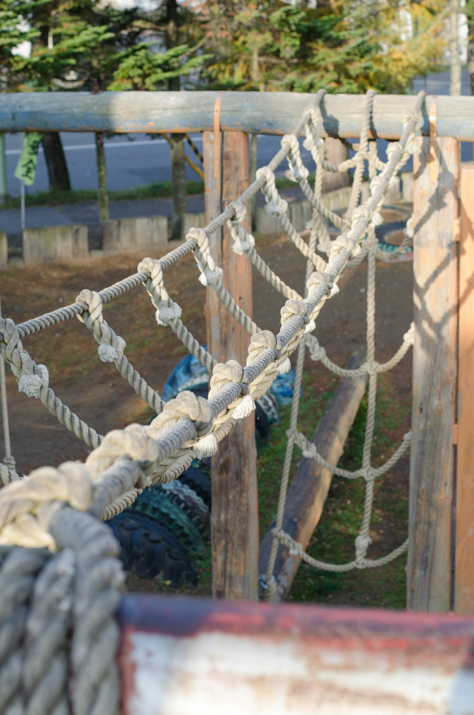 Nahaufnahme einer Seilbrücke auf einem Spielplatz mit Holzstützen