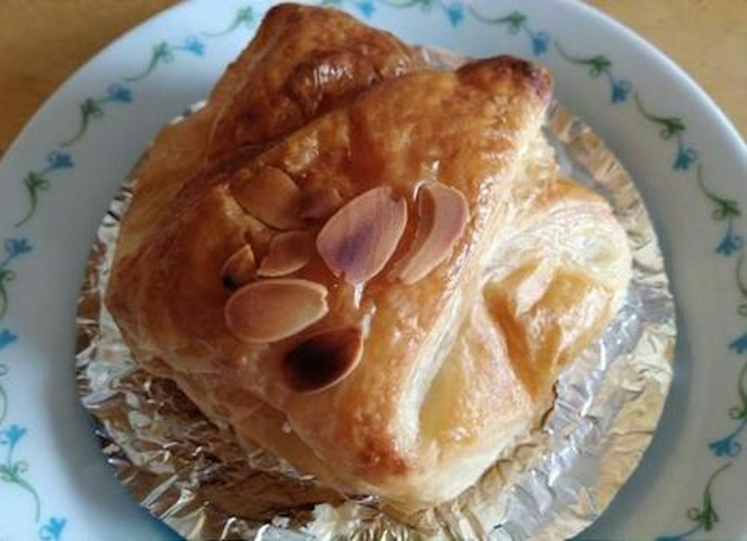 裝飾盤上放著杏仁片的糕點