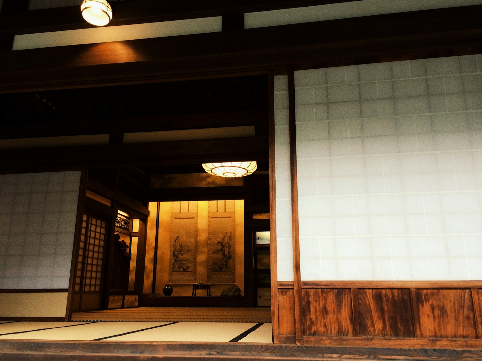 Vista interna di un'architettura giapponese tradizionale con struttura in legno e stanza tatami