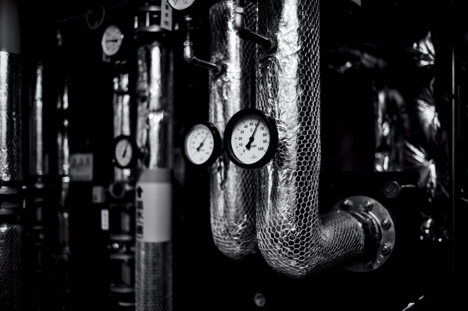 Pipa industri dengan manometer di lingkungan logam