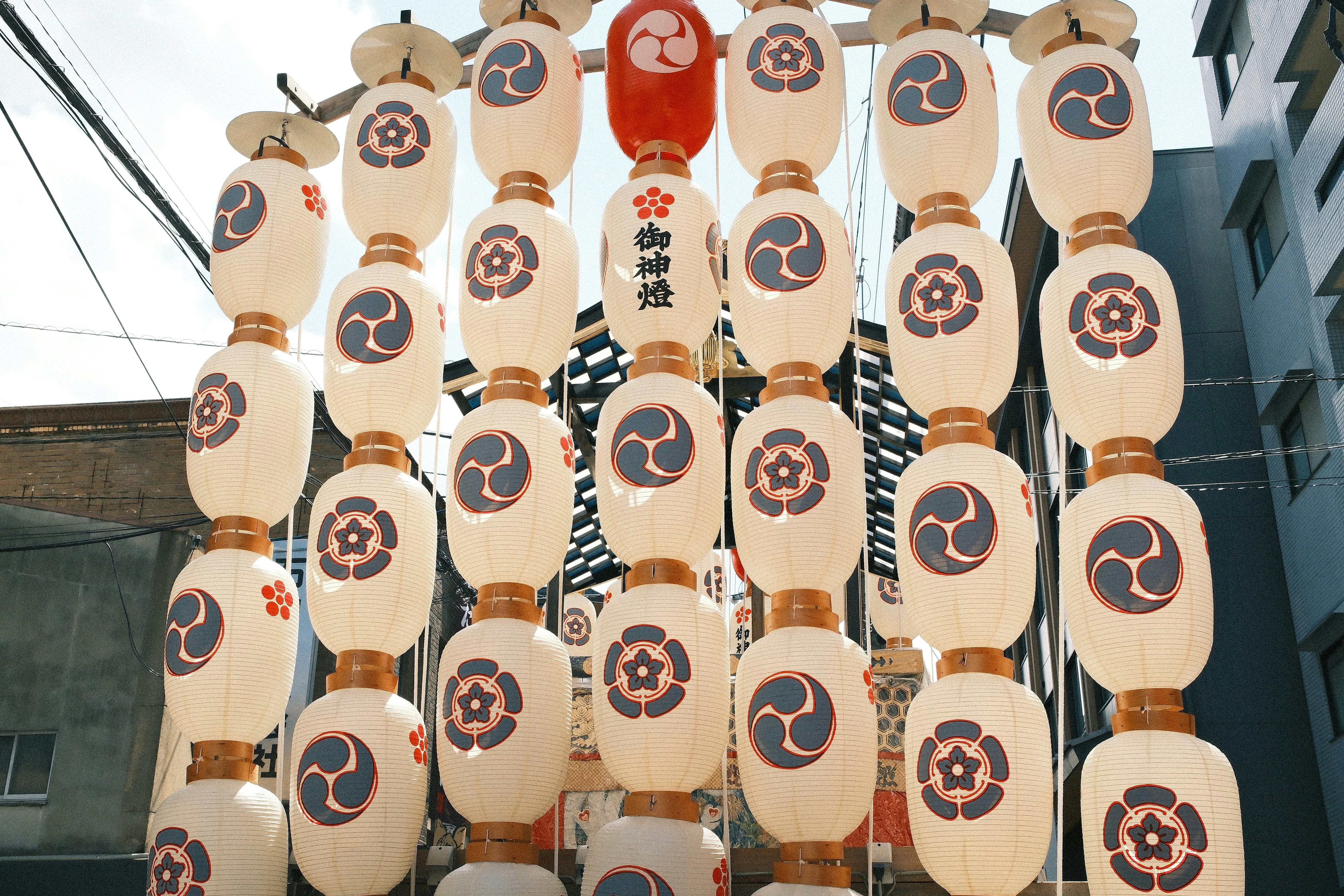 Lanternine dei yamaboko del festival Gion a Kyoto allineate lungo la strada