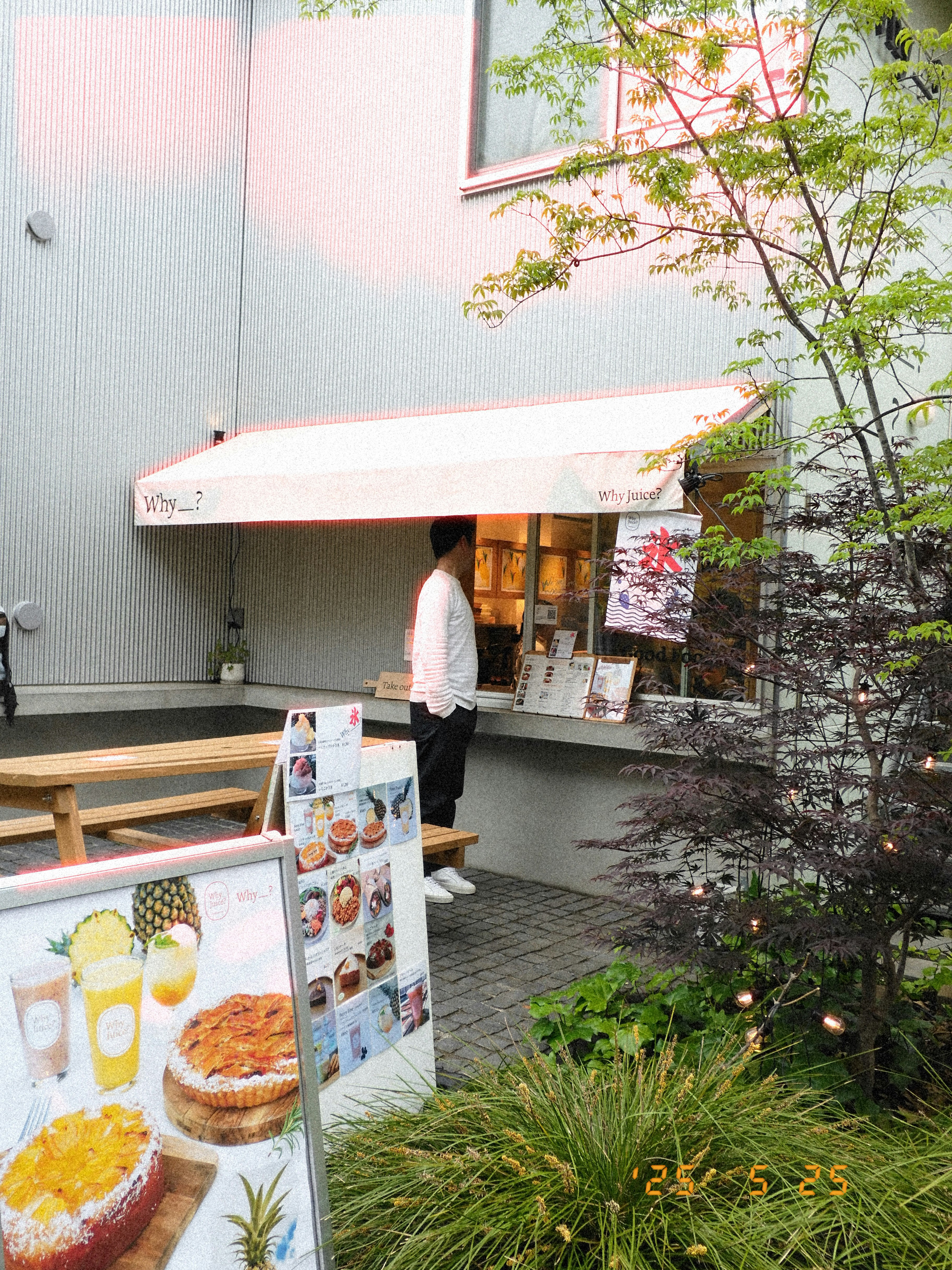 狹窄巷道牆邊的戶外咖啡桌與菜單展示