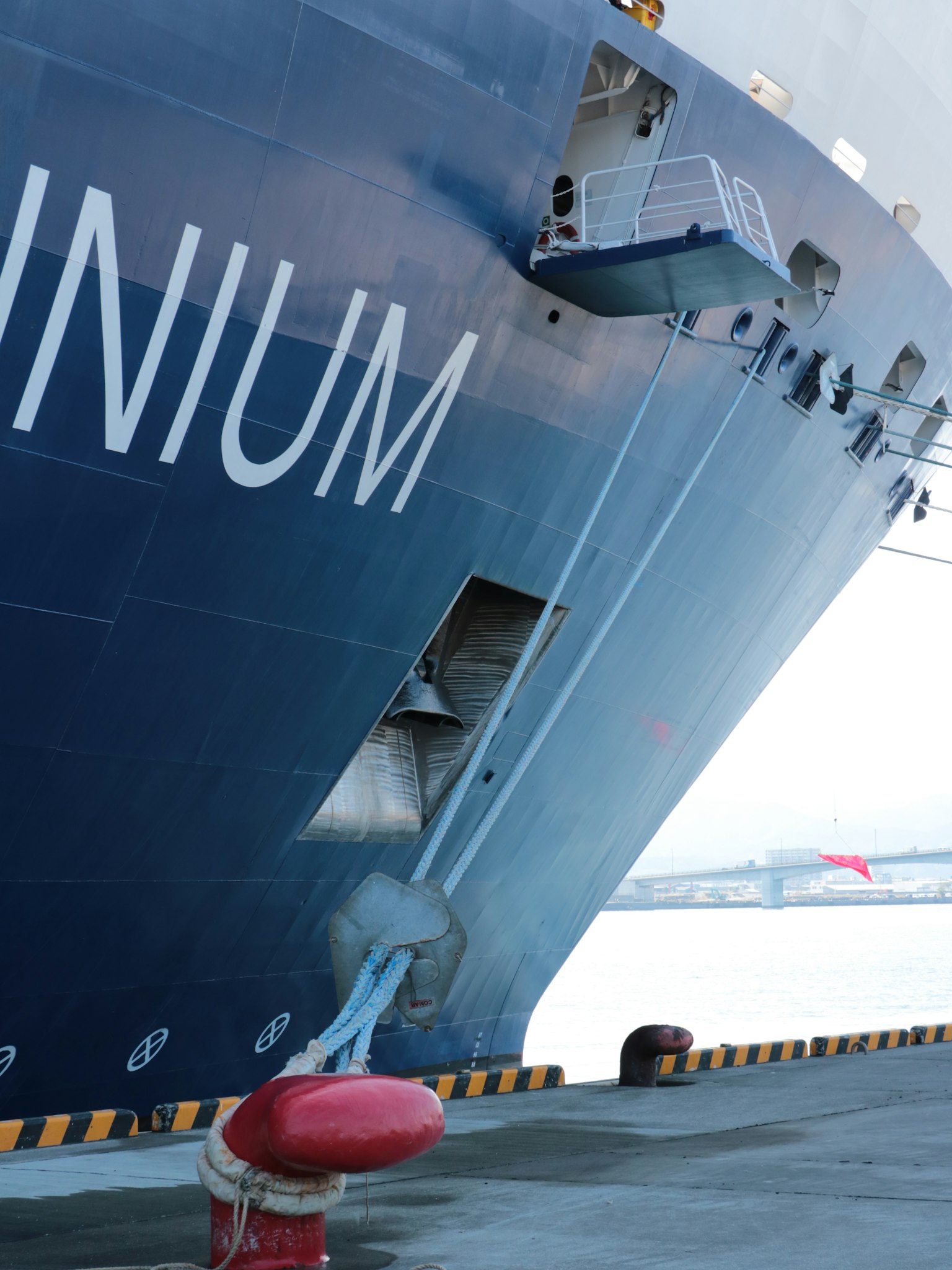 Grande scritta Aluminium sul lato di una nave con un dispositivo di ormeggio rosso