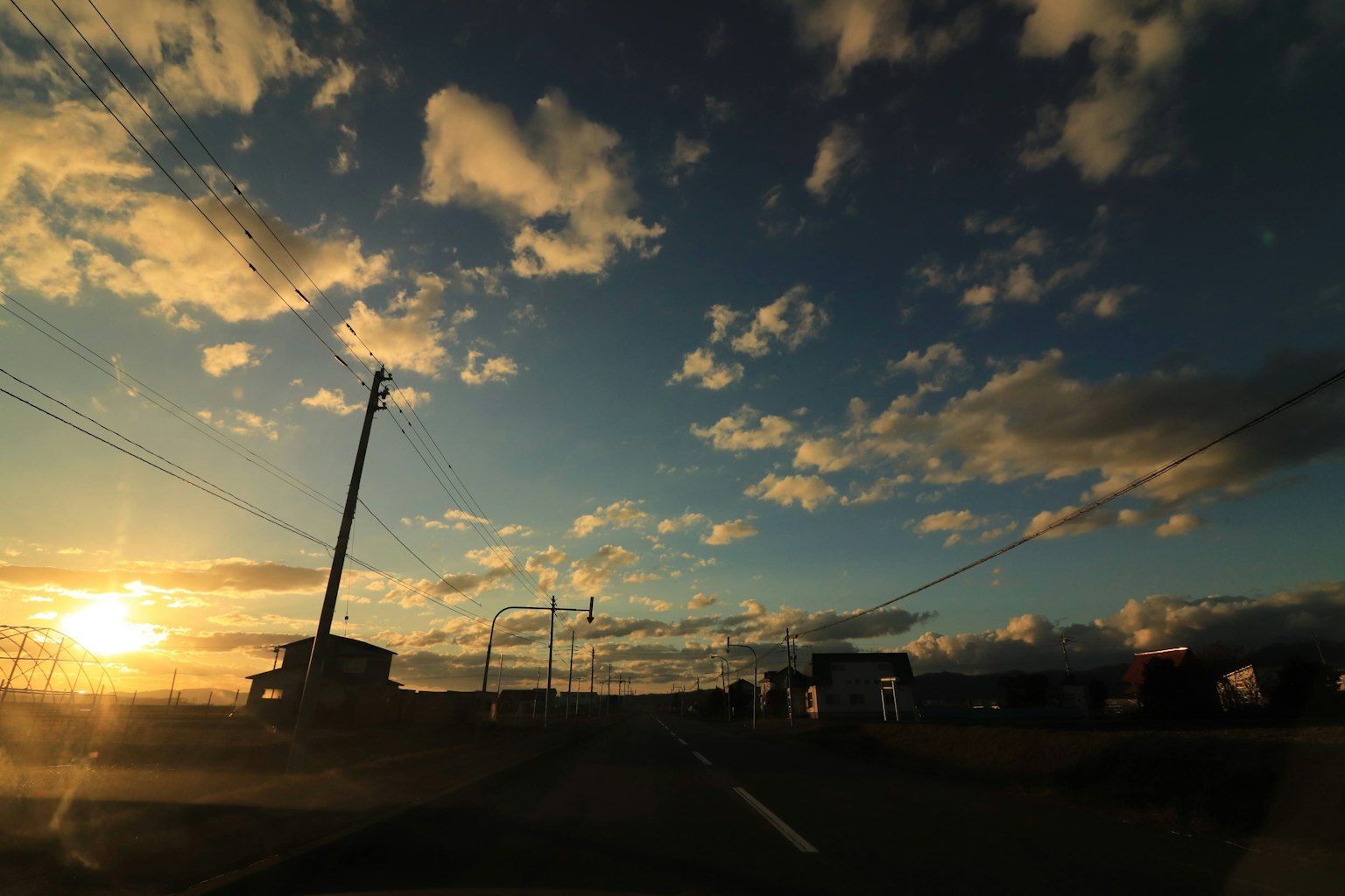 Paesaggio con nuvole in un cielo al tramonto