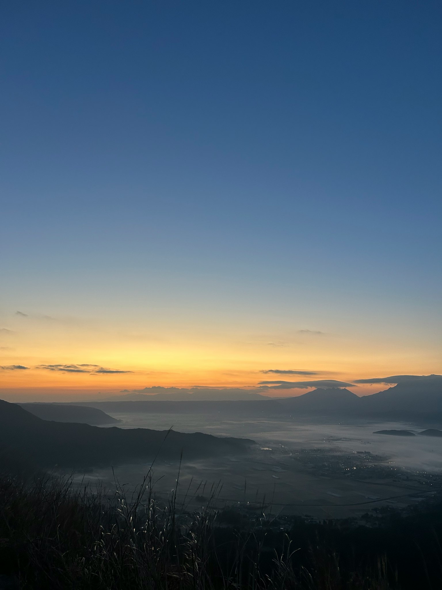 山景与蓝天和橙色日出