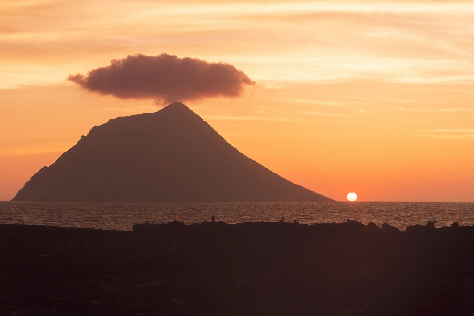 Silhouette di un vulcano attivo al tramonto
