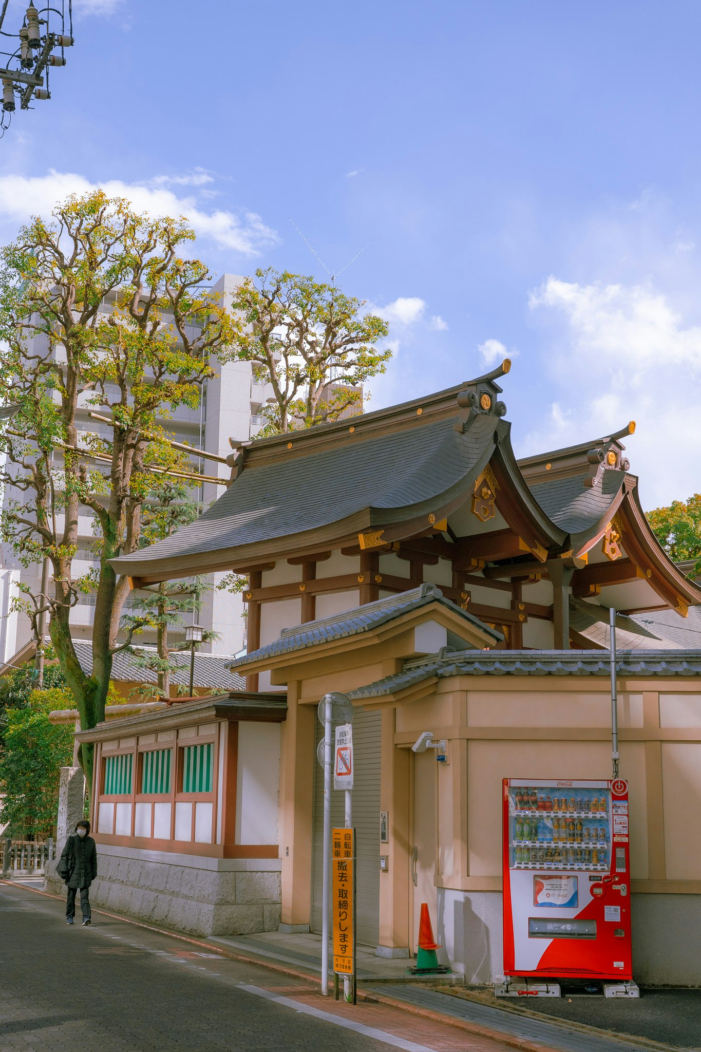 蒲田八幡神社の社殿と街並みのある参道風景