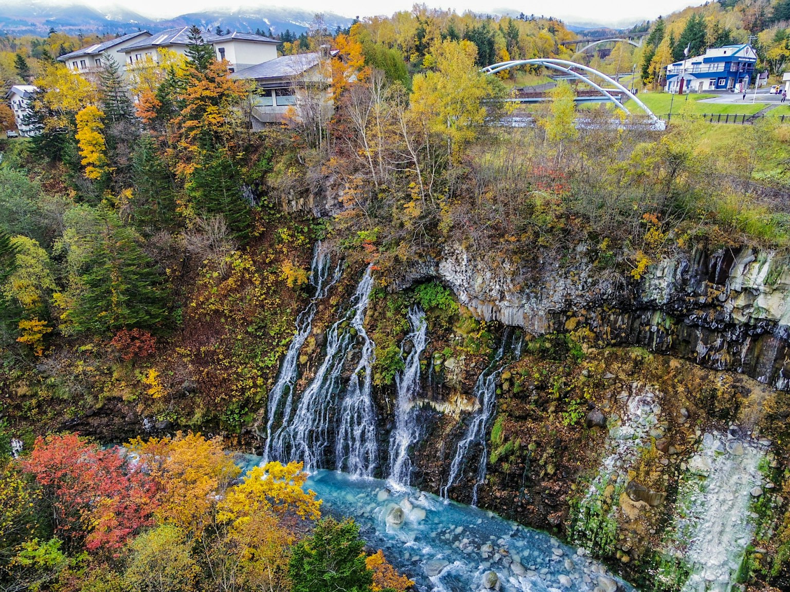 瀑布和秋季树叶的风景