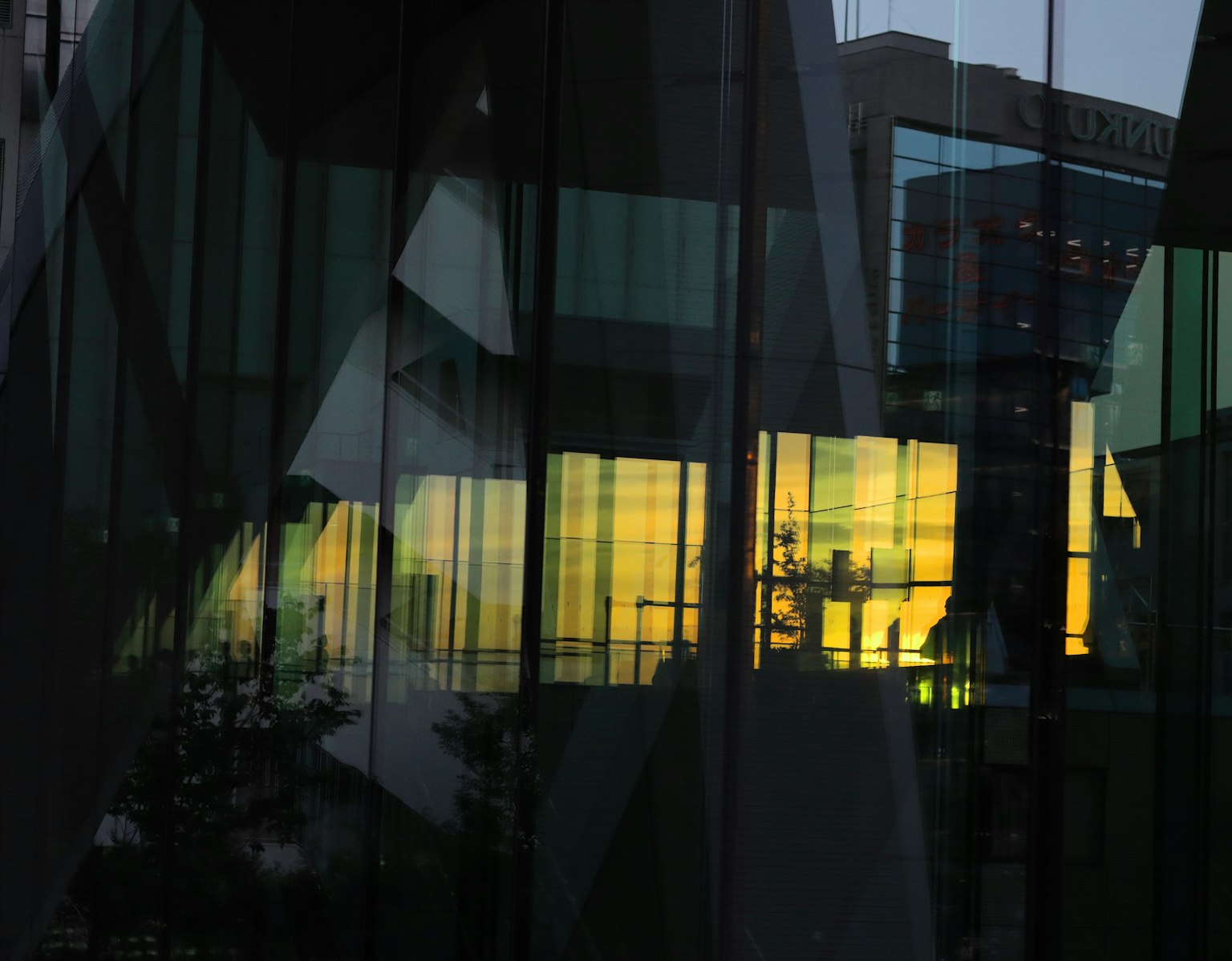 Reflejo del atardecer en la arquitectura moderna de vidrio
