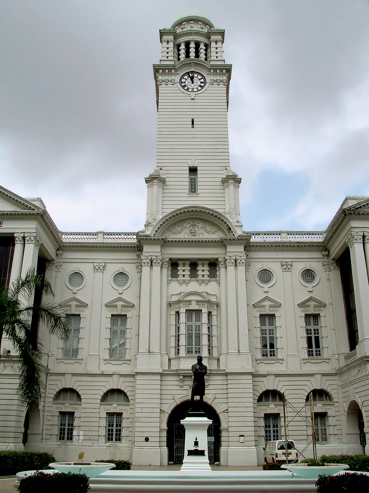 历史建筑，前面有钟楼和雕像