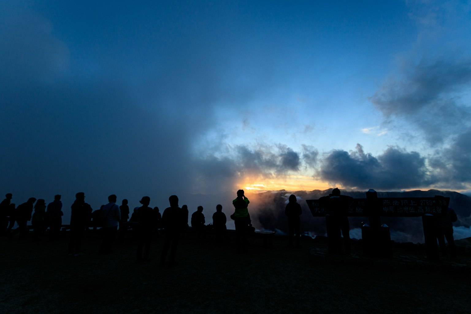 Silhouetten von Zuschauern vor einem Sonnenuntergangshimmel