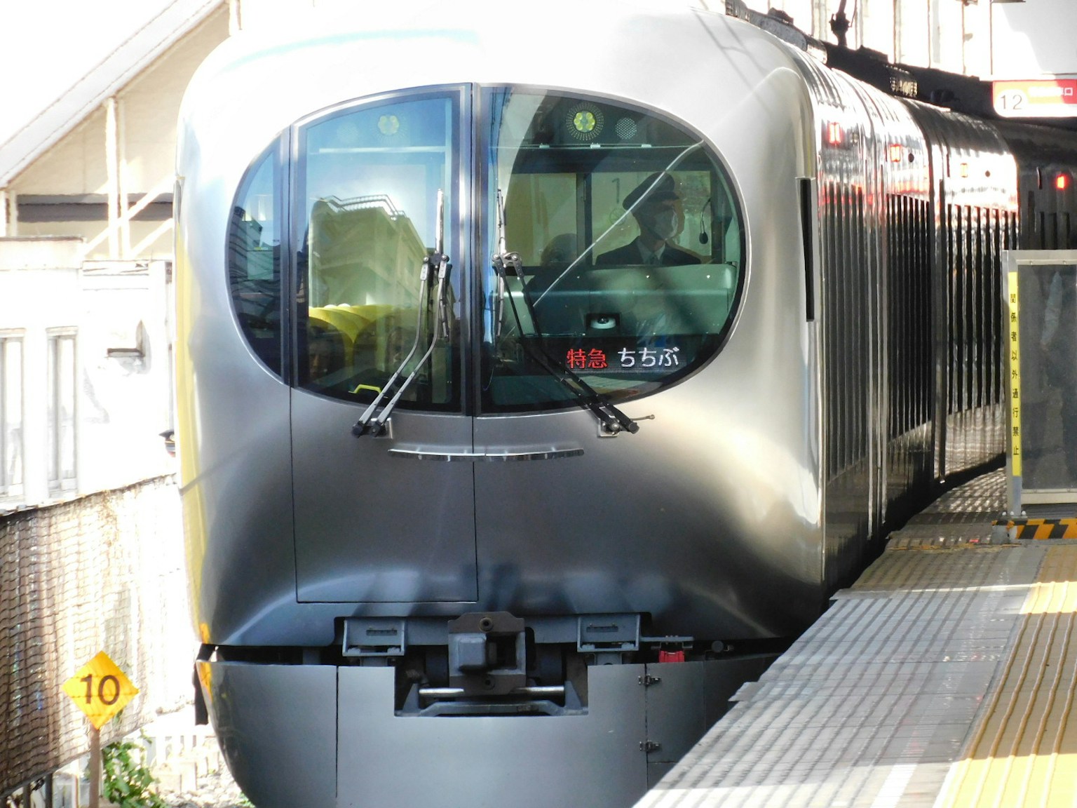Train au design futuriste arrêté à la gare