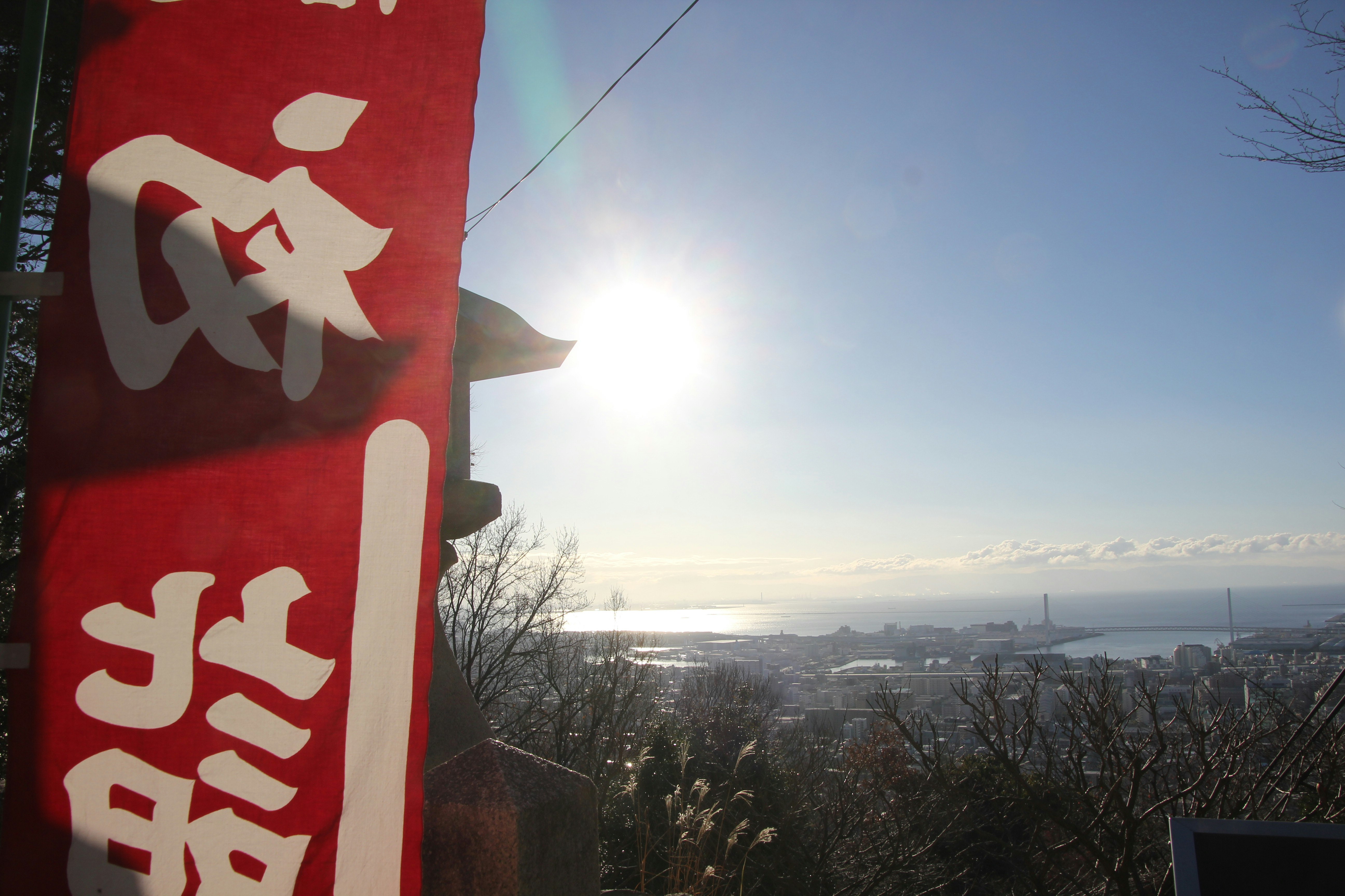 保久良神社の初日の出を望む海と街並みの眺望