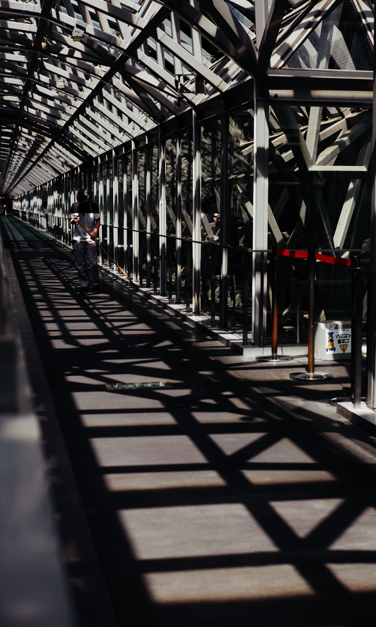 ทางเดินยาวที่มีการออกแบบโครงสร้างและลวดลายเงา