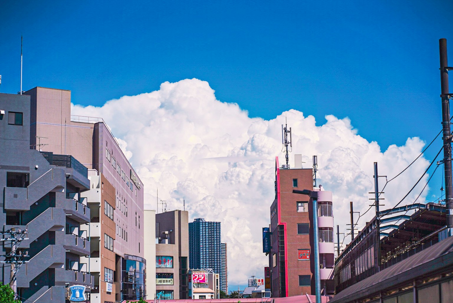 城市风景与蓝天和白云