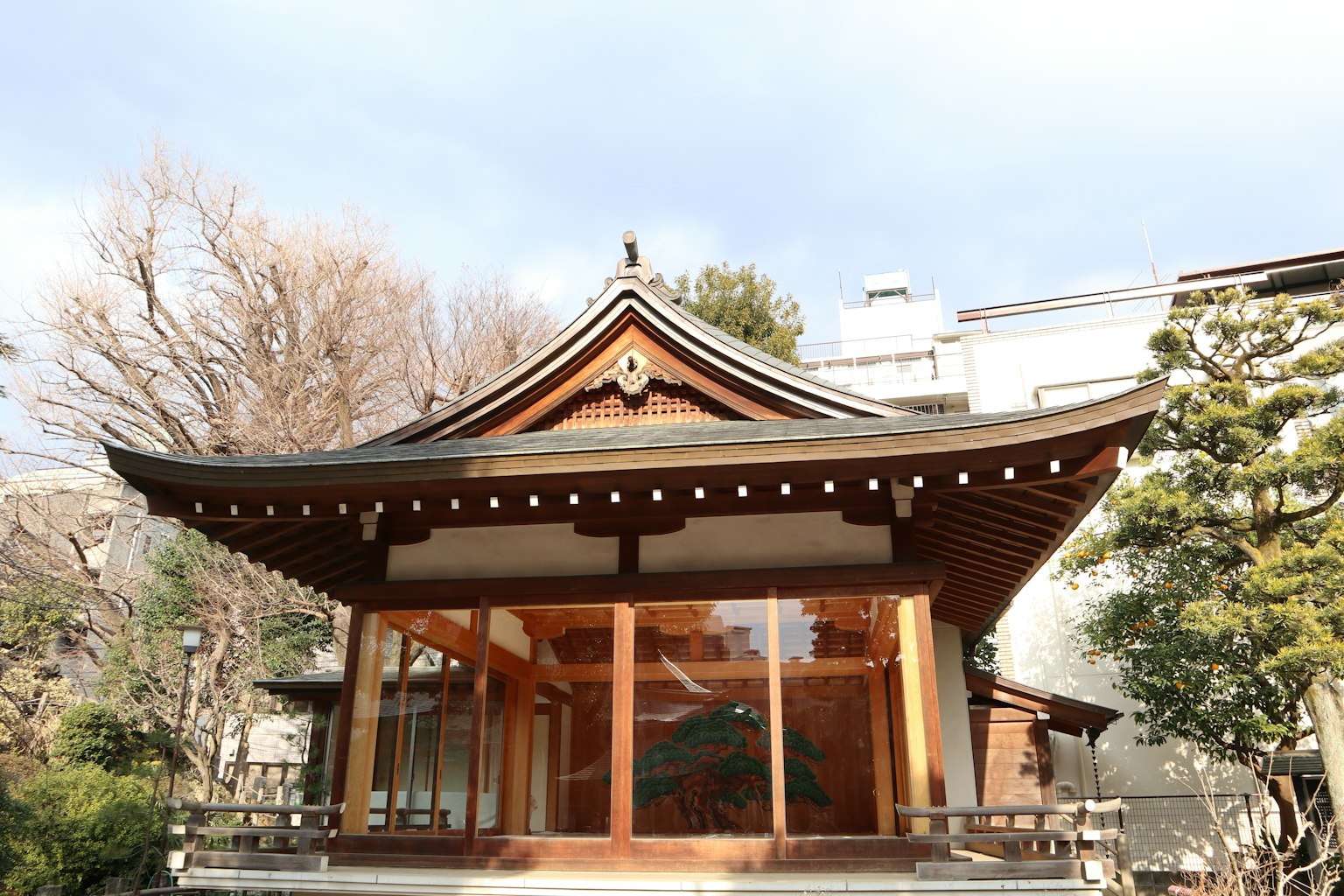 Paviliun arsitektur Jepang tradisional dikelilingi pohon hijau