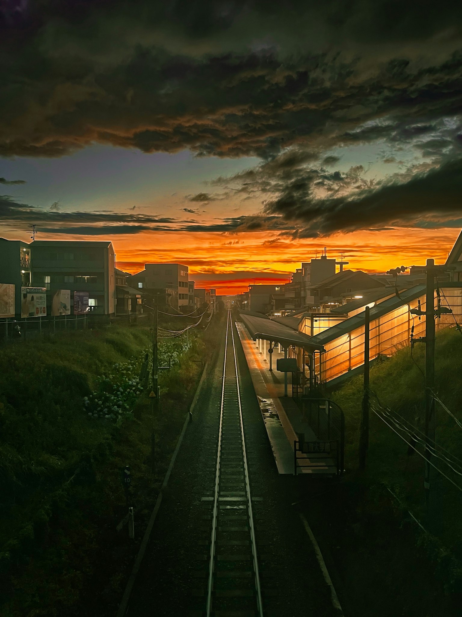 日落时火车站和轨道的风景