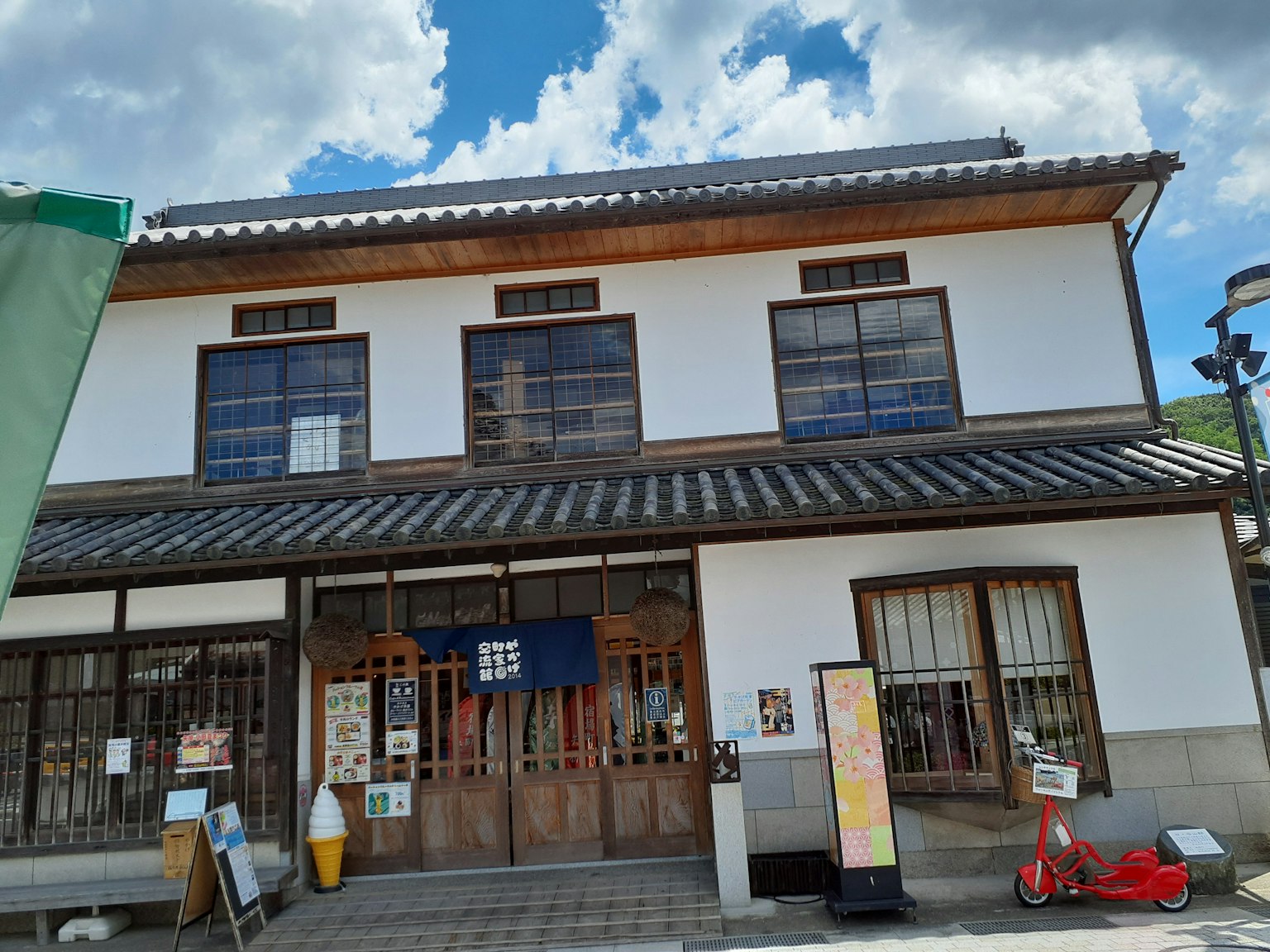 传统日本风格建筑，木质外观与蓝天