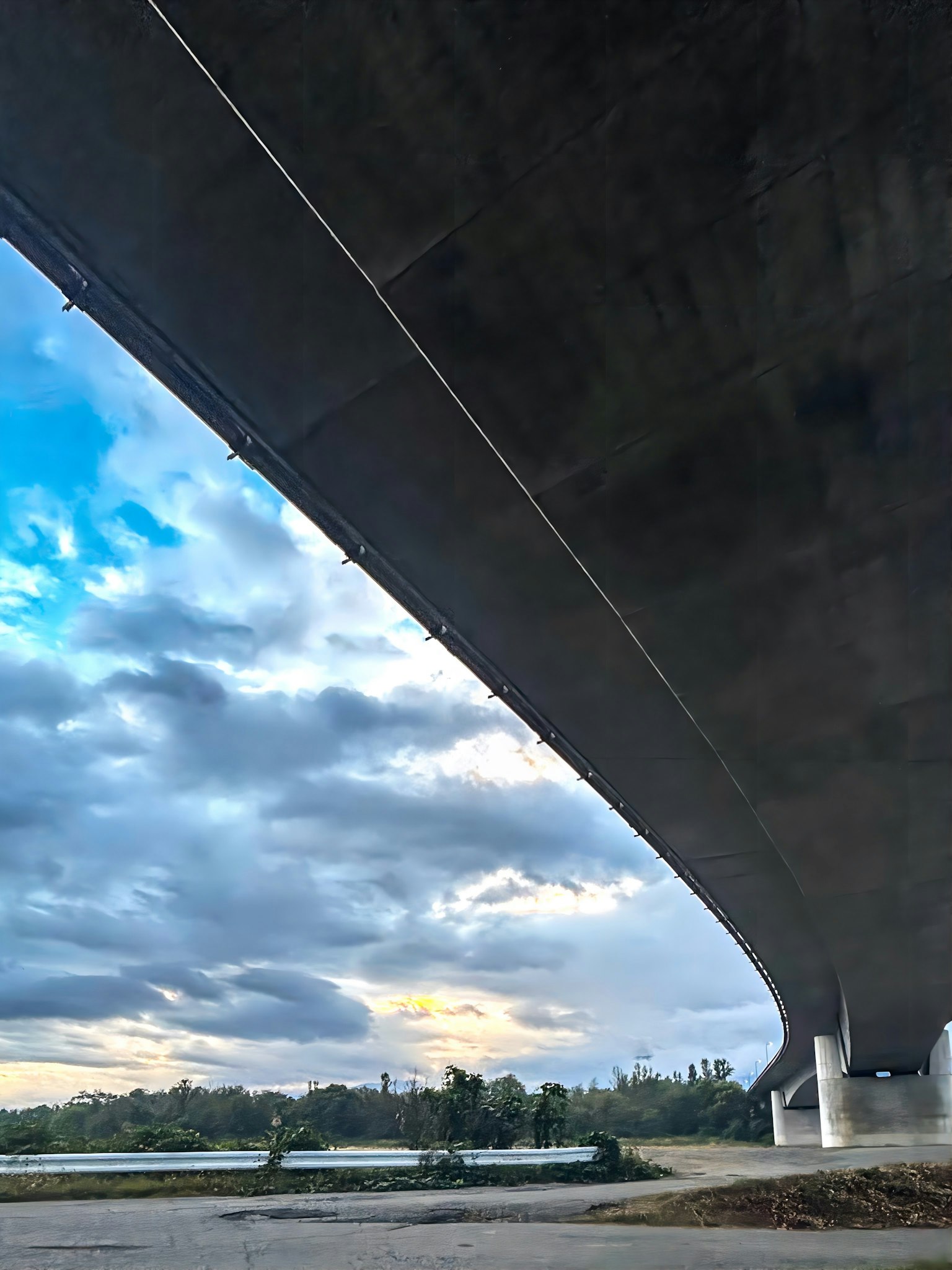 橋の下から見上げた風景 青空と雲が広がる