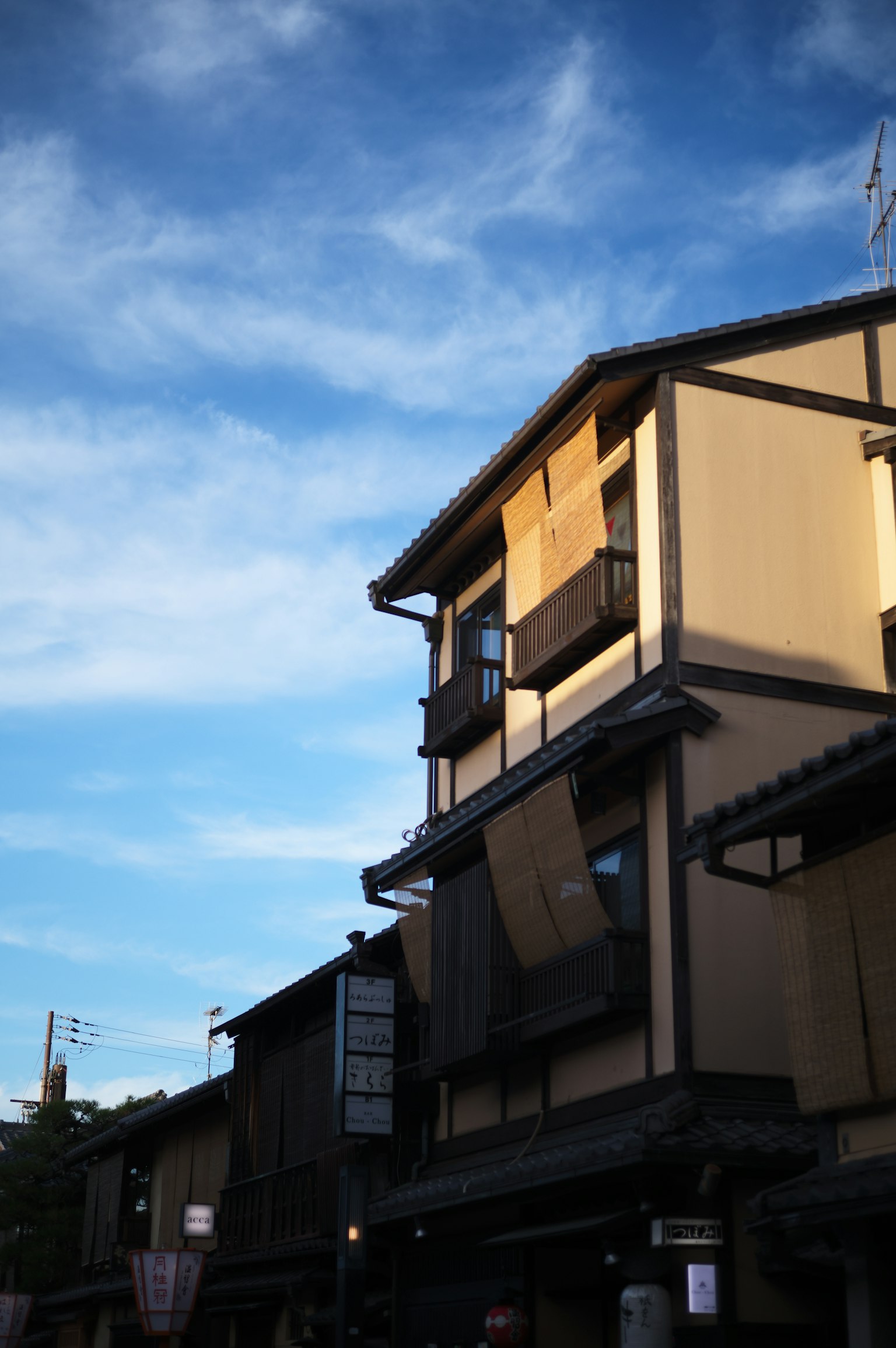 Esterno di un edificio giapponese tradizionale sotto un cielo blu