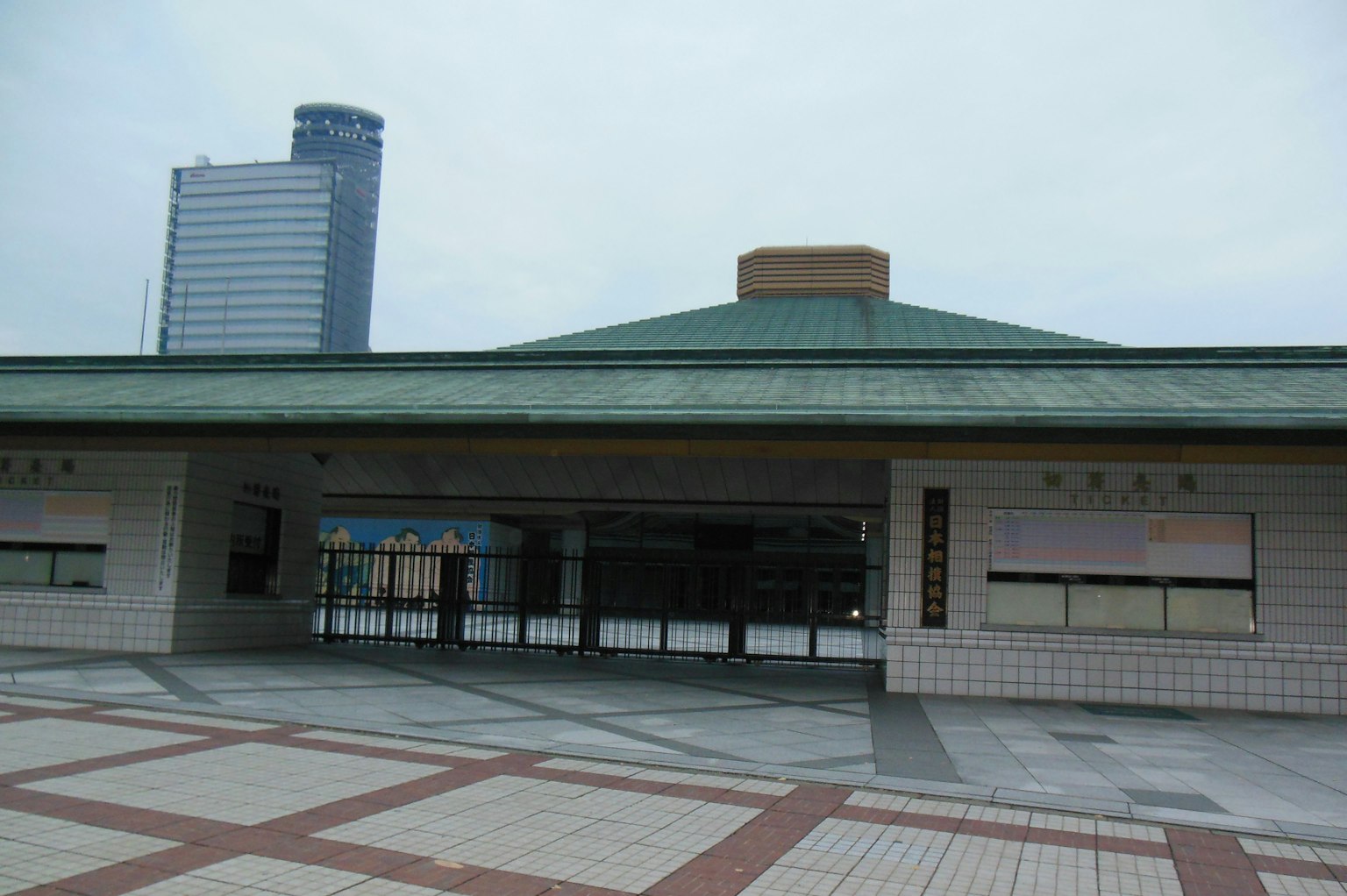 带有现代建筑和传统屋顶的车站外观