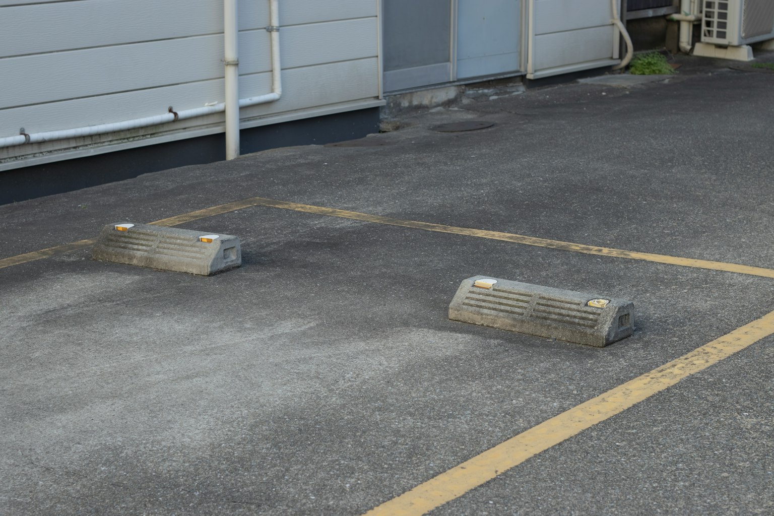 Deux butées de parking sur une surface de parking