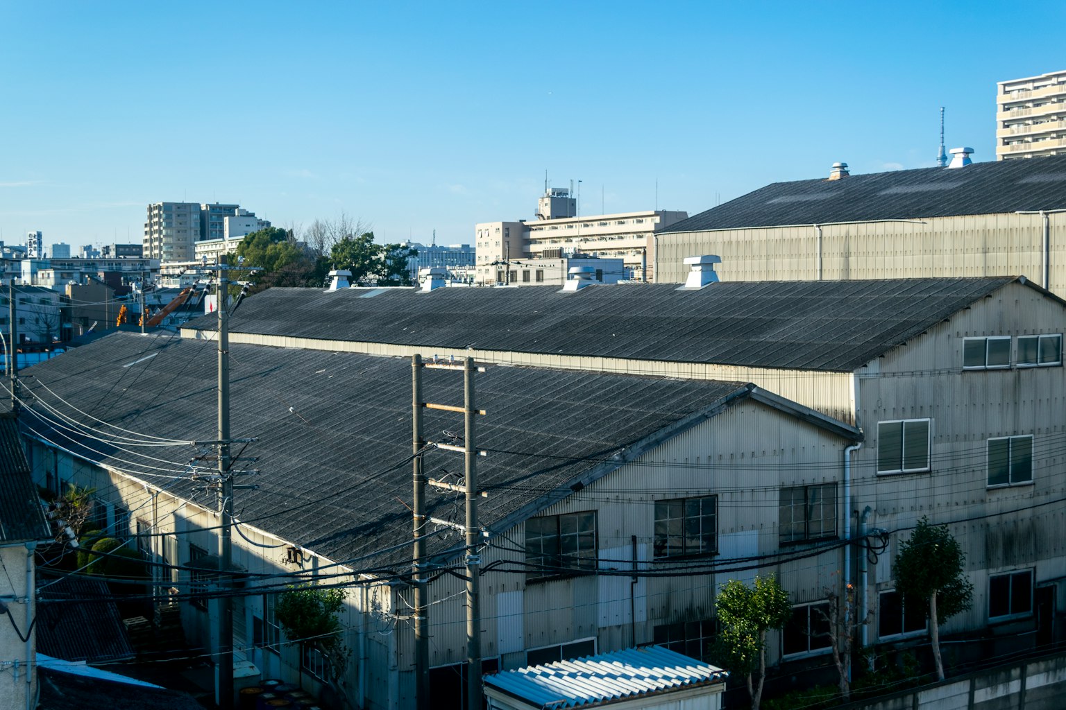Paysage urbain avec un toit d'usine et des bâtiments environnants