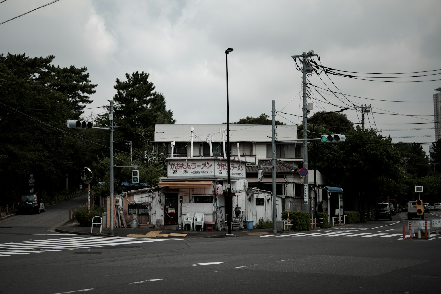 古い建物と交差点が見える風景