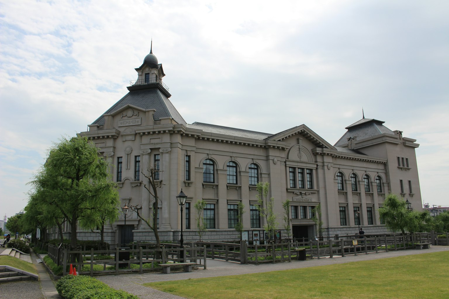 歷史建築外觀，綠樹和公園景觀