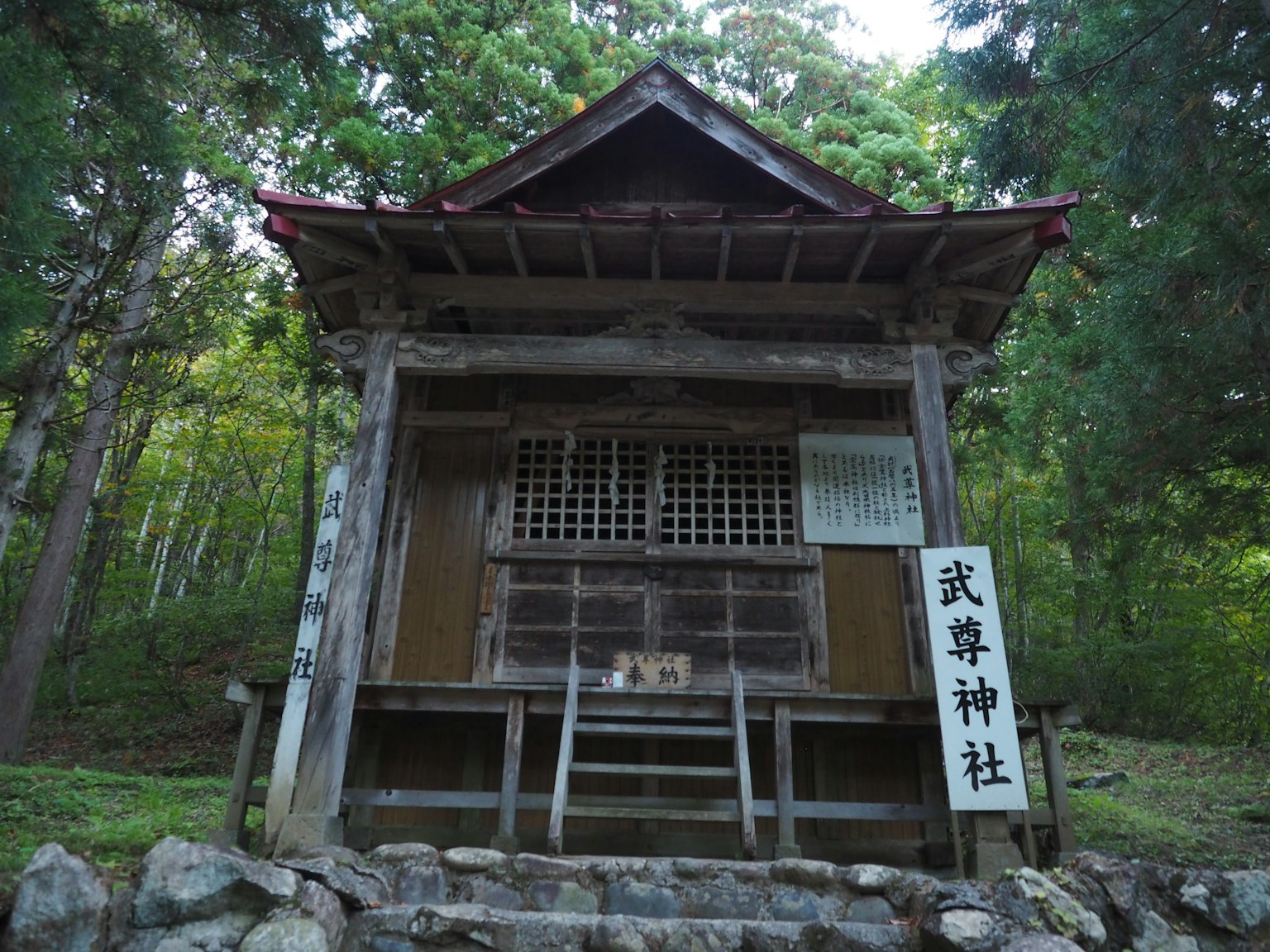 山中的古老神社建筑和石阶