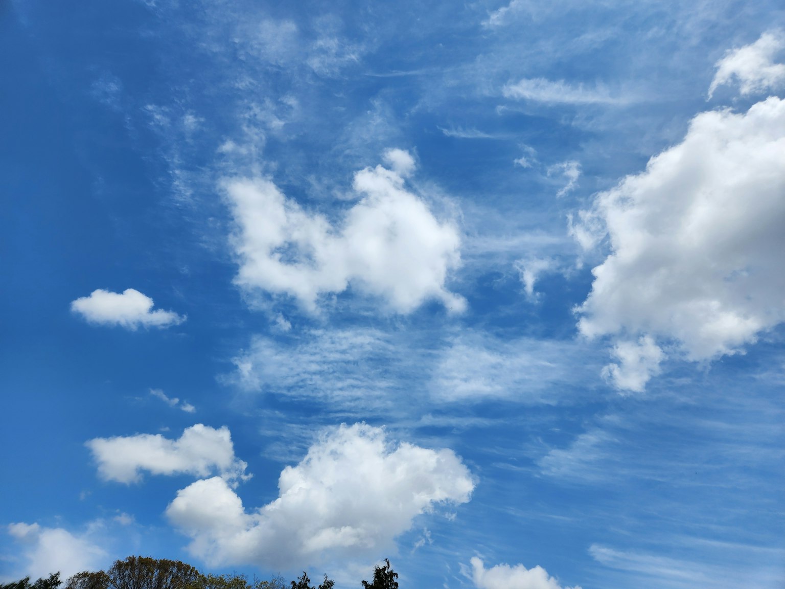 Cielo azul brillante con nubes blancas esponjosas