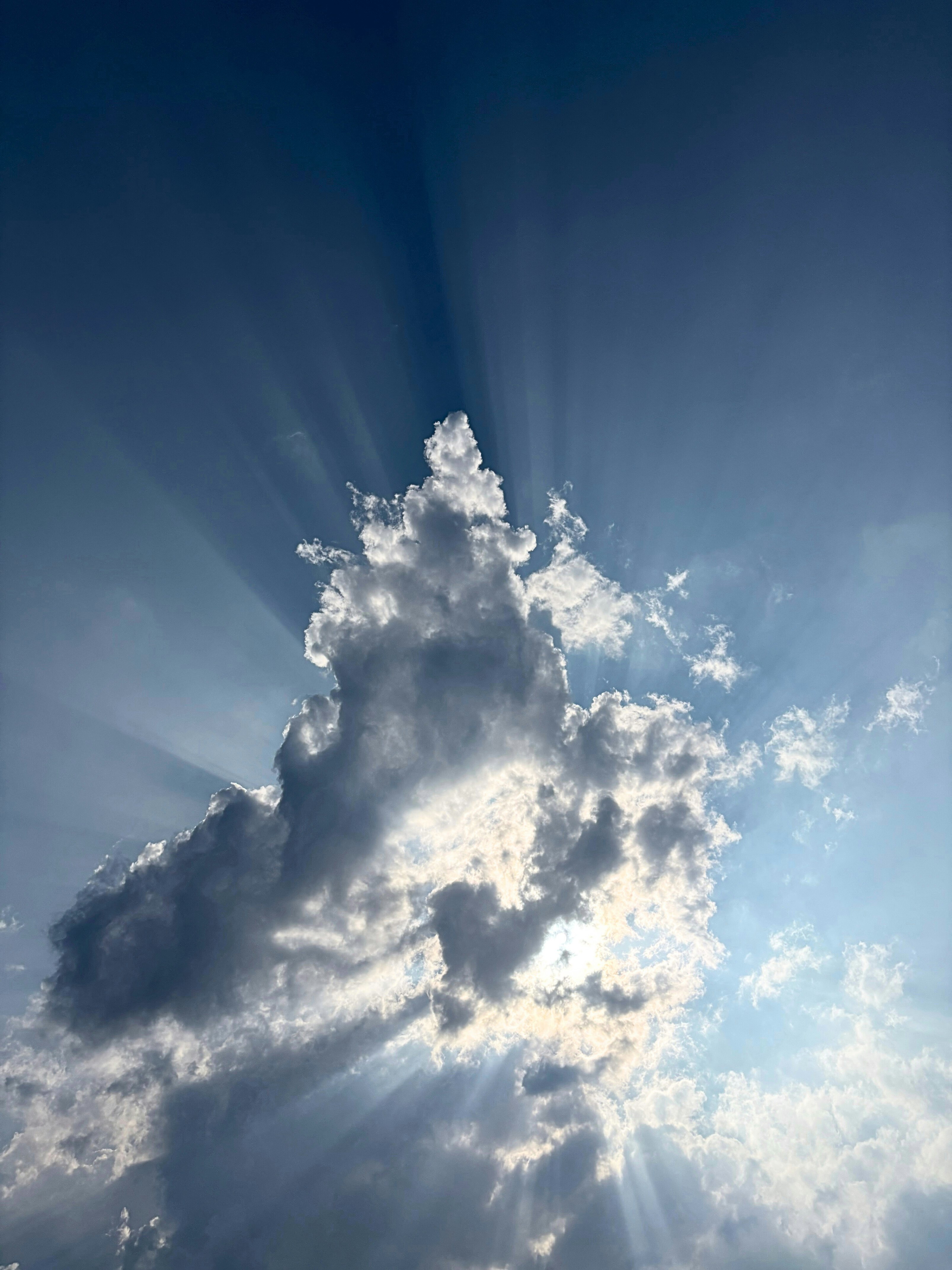 光が差し込む雲の上の空