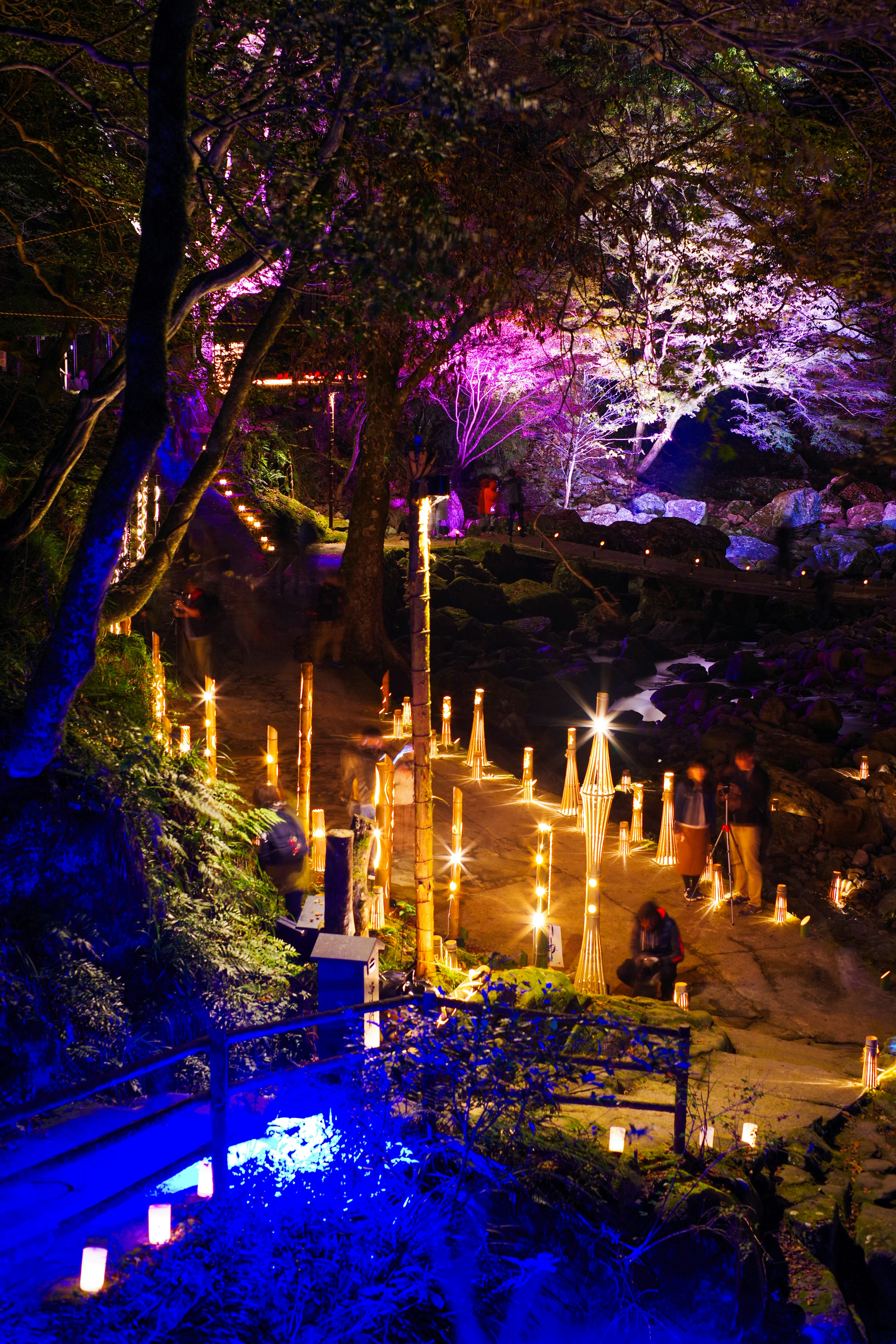 夜のライトアップされた庭園のキャンドルと照明