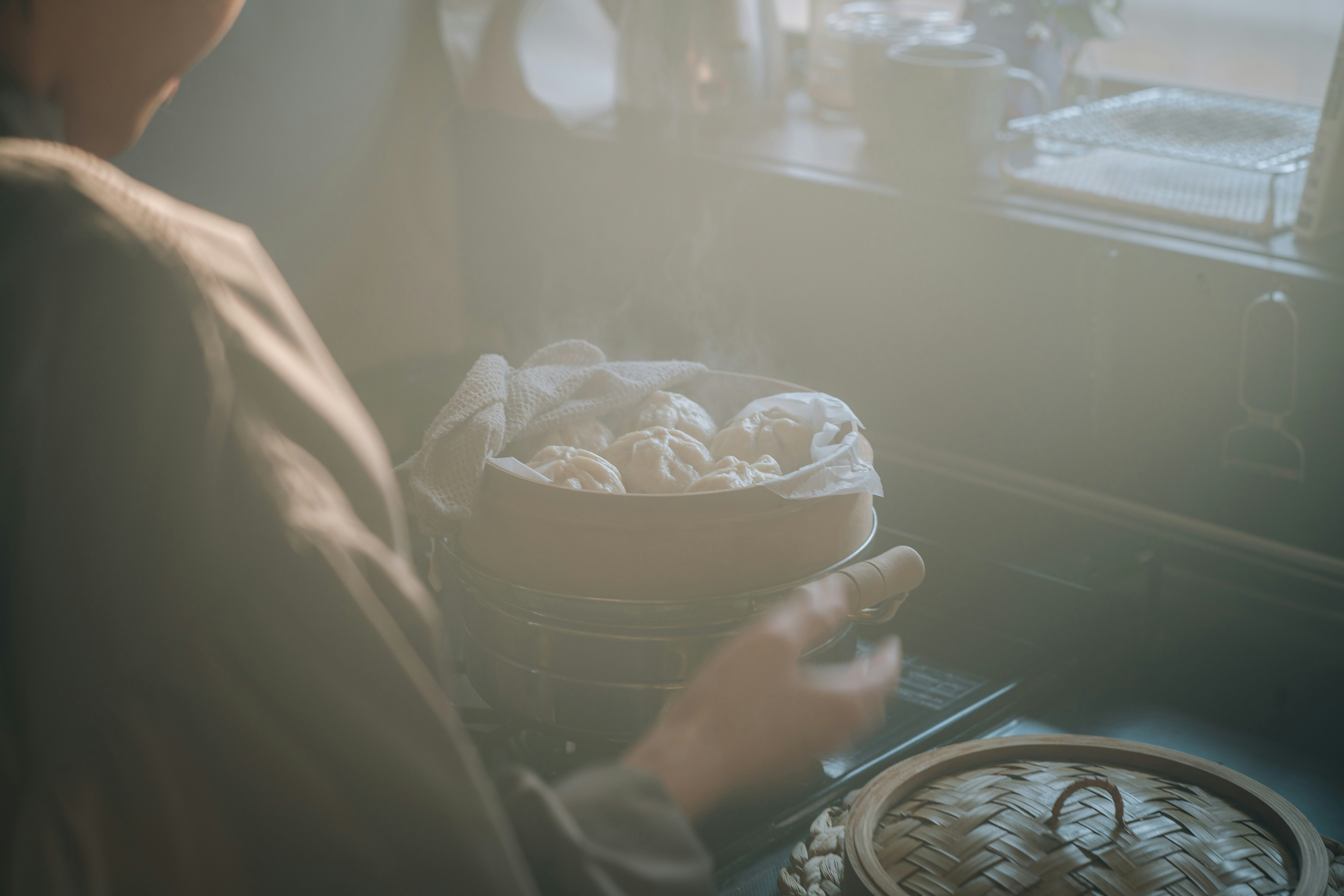 手持包裹的人与桌面上的小物件