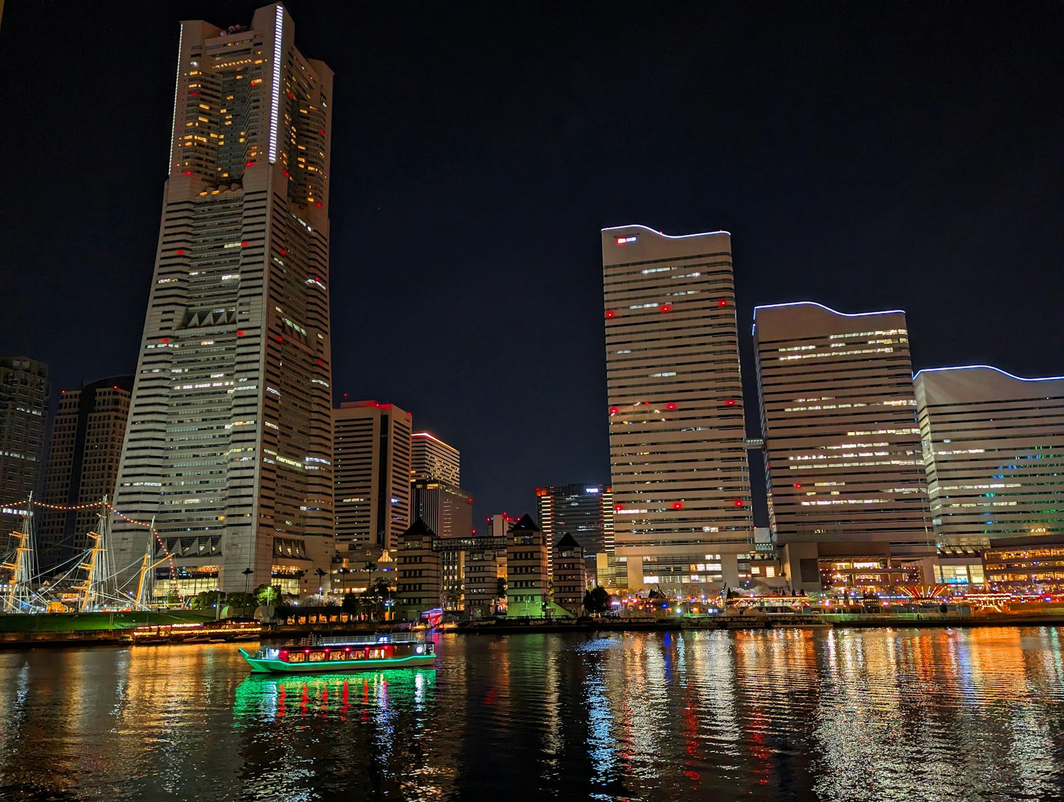 Đường chân trời Yokohama vào ban đêm với các tòa nhà chọc trời sáng đèn và phản chiếu trên mặt nước