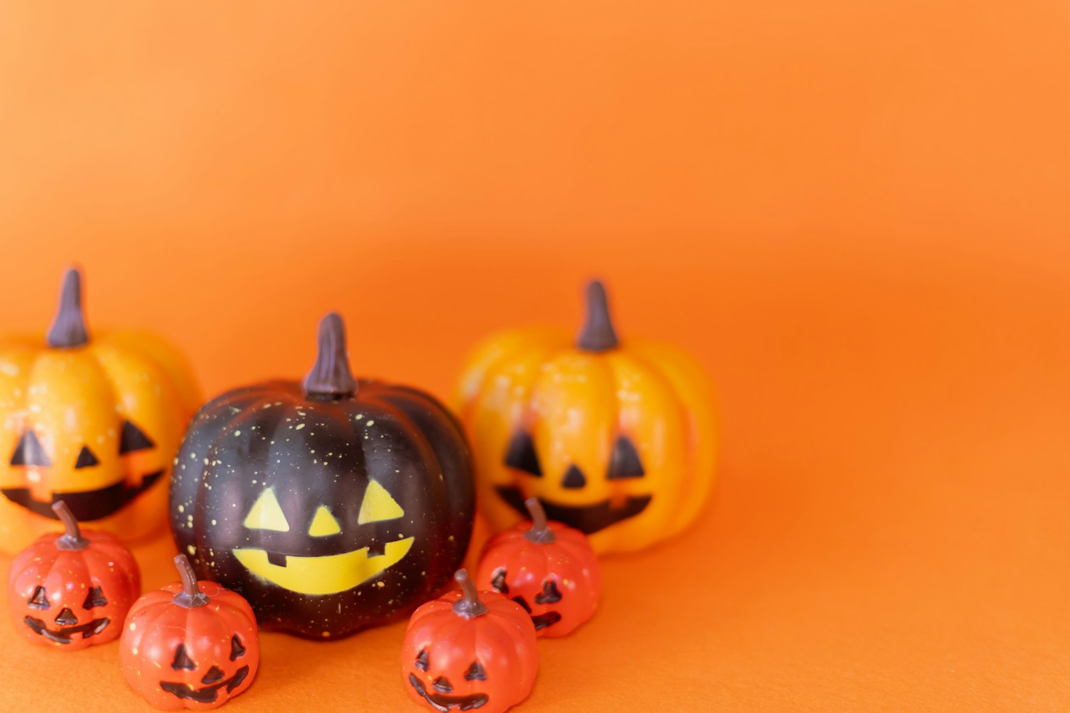 Decorazioni di Halloween con zucche su sfondo arancione