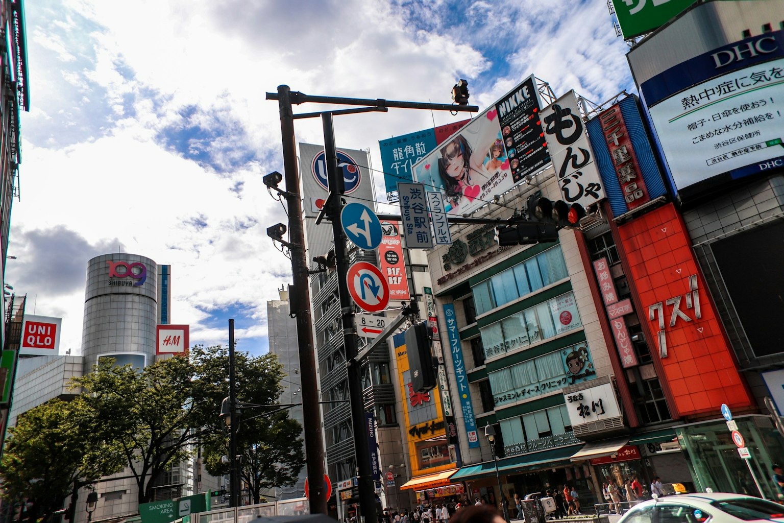 新宿繁忙街道場景，展示多彩的廣告牌和現代建築