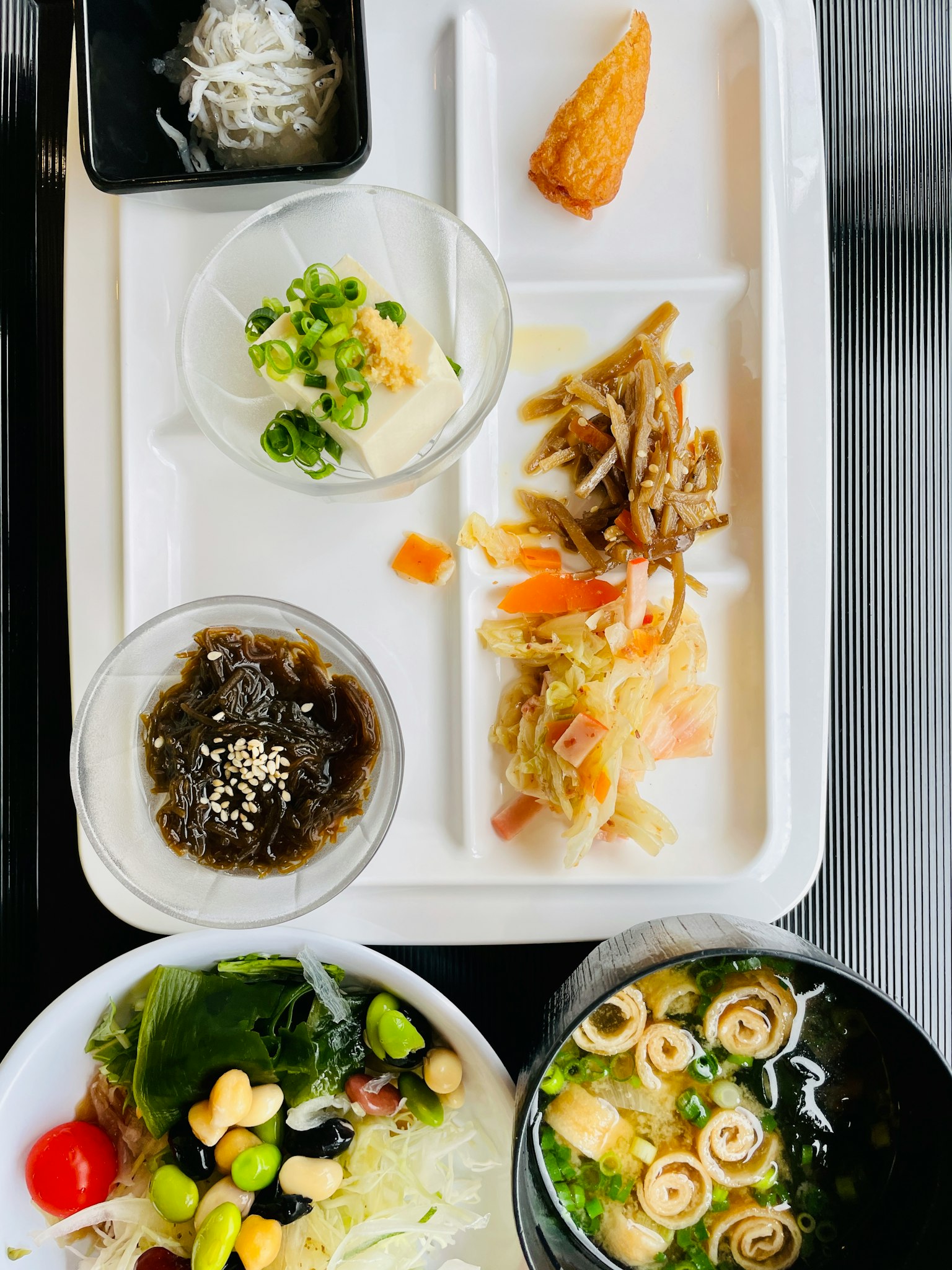 Un repas japonais coloré servi sur un plateau